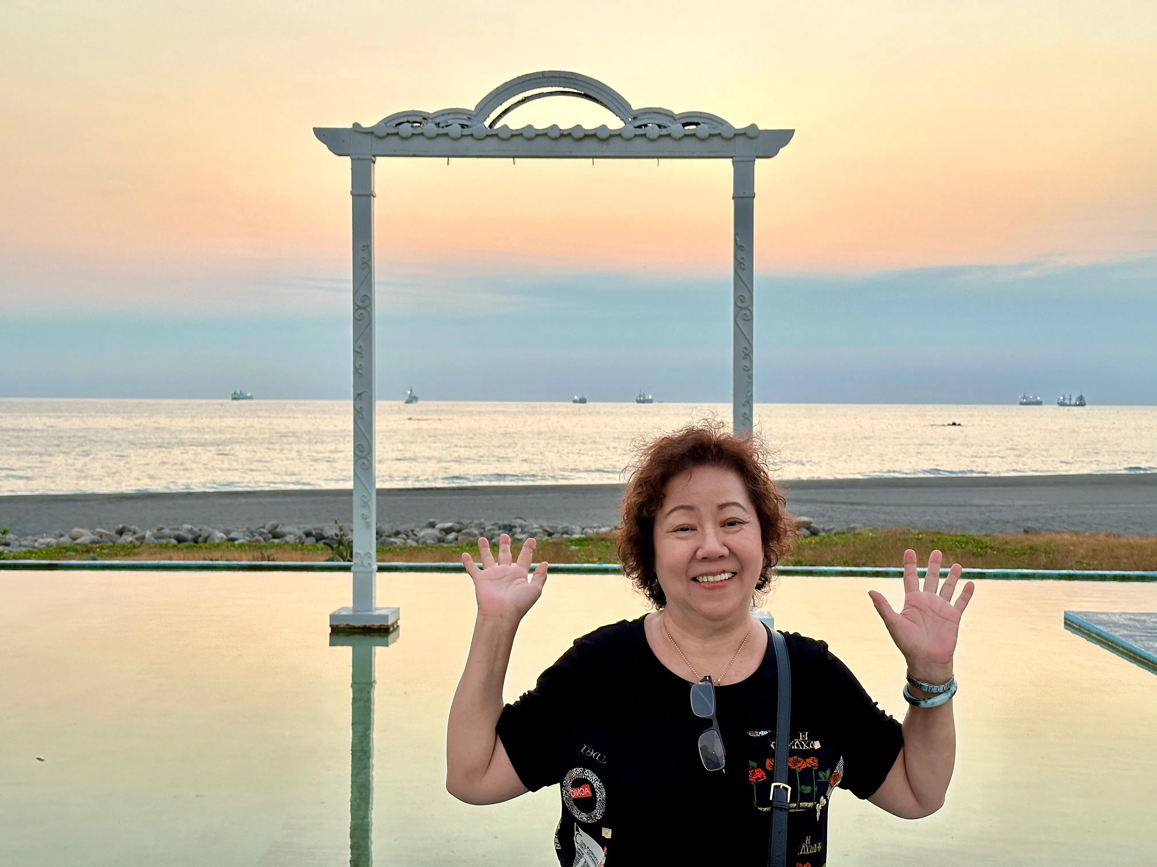 退休后，洪银燕在女儿吴宛袀的鼓励下，开始在TikTok分享美食点评和家常菜烹饪示范。（受访者提供）