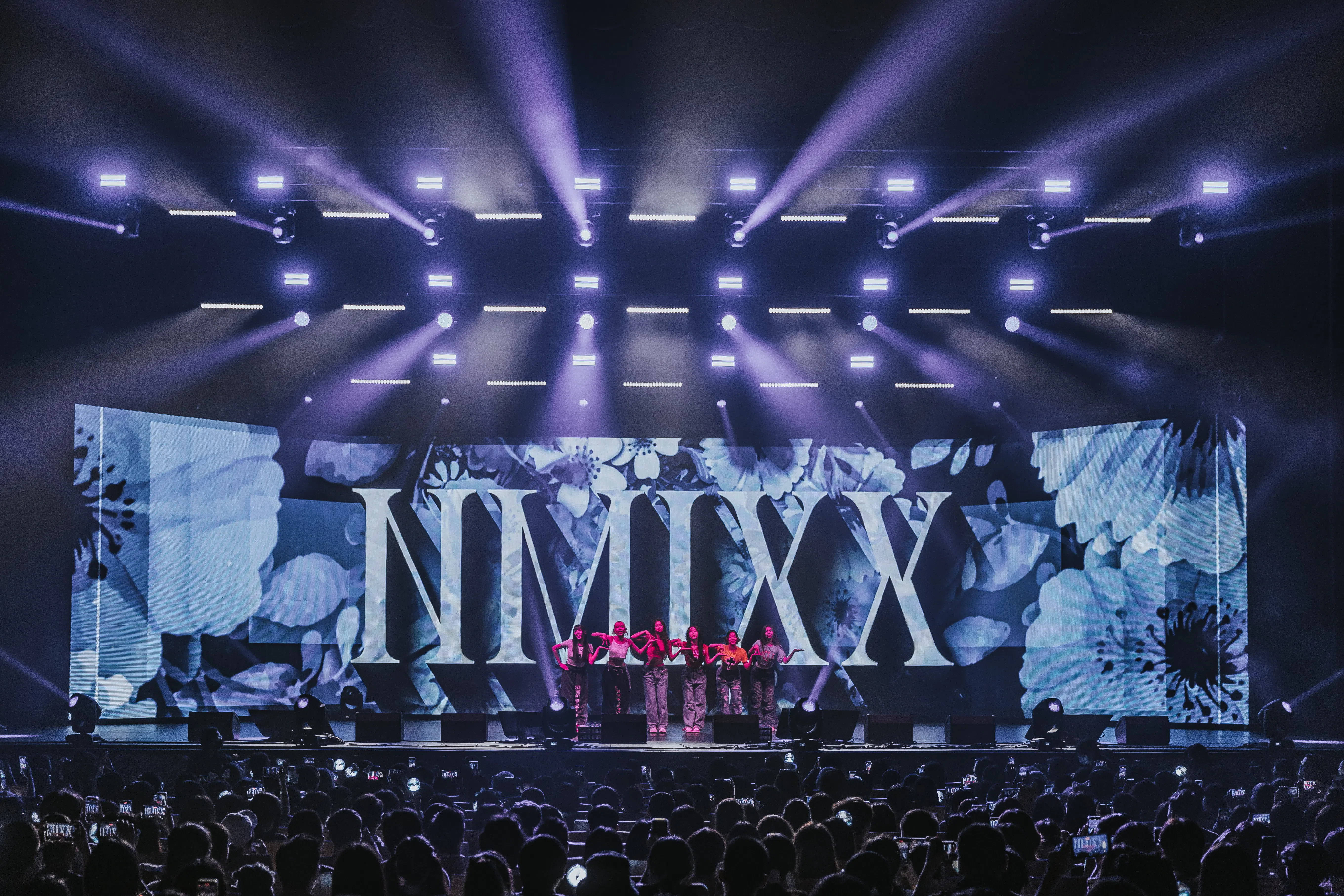NMIXX在台上劲歌热舞，粉丝在台下用热情回应偶像。（JYP Entertainment提供）