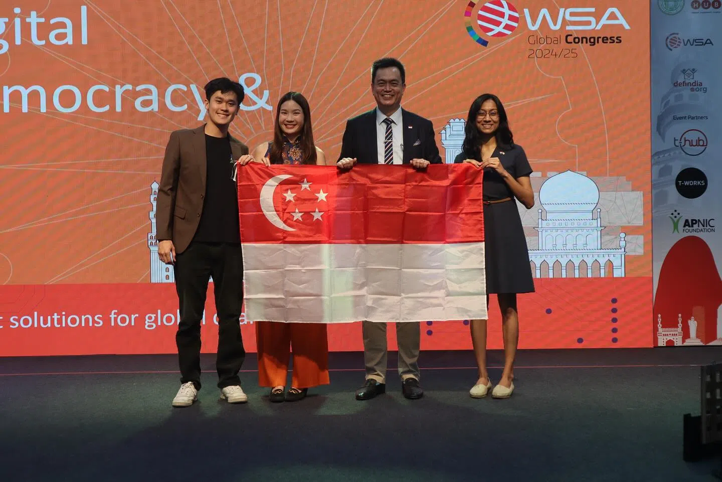 张胤凯（左一）作为新加坡代表团出席联合国世界峰会大奖。（取自Jalan Journey社媒）