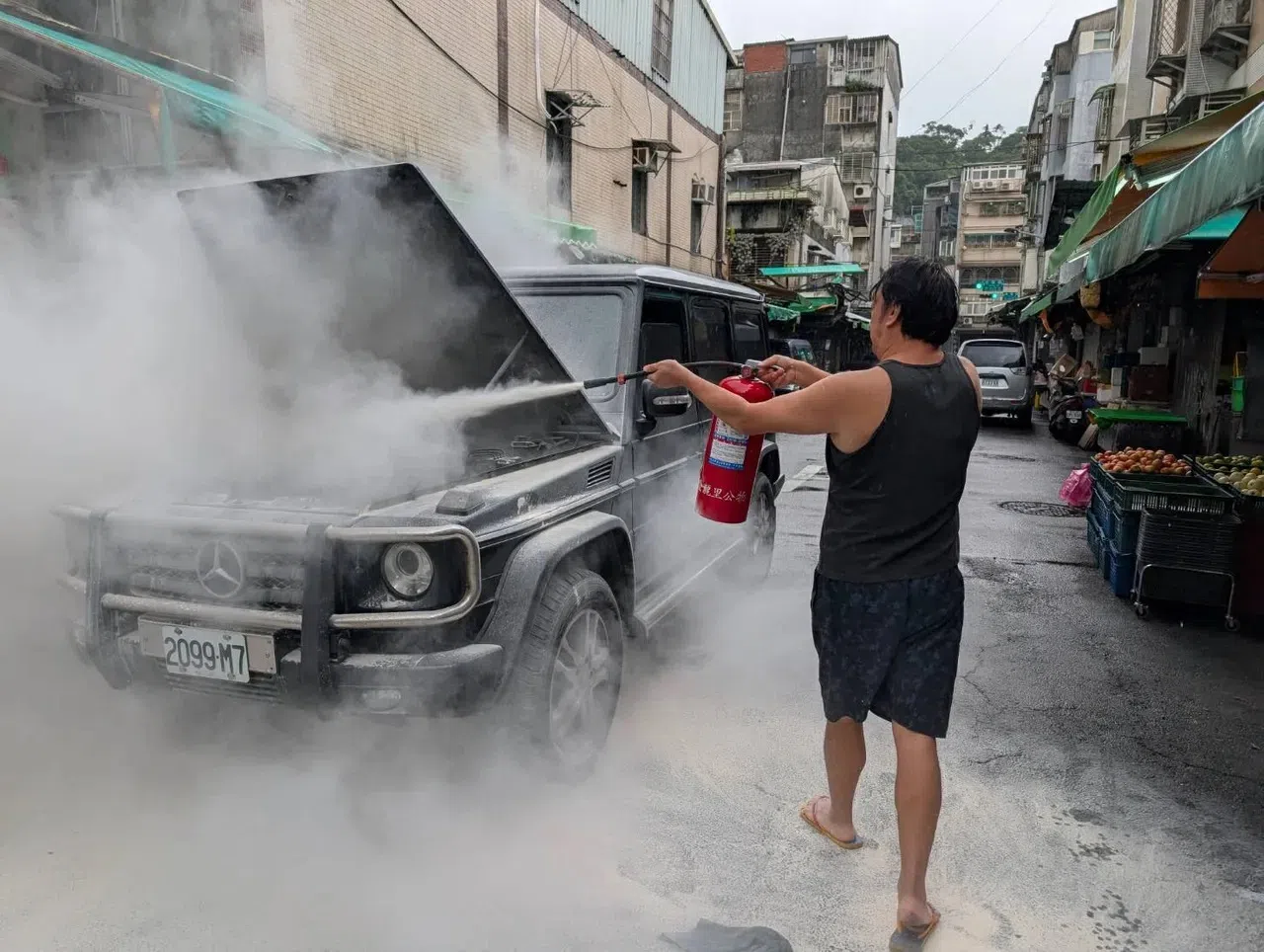 九孔爱车冒烟场面。（互联网）