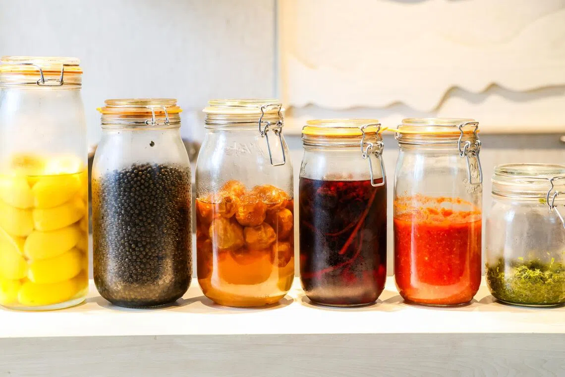 有本和辉制作多种腌制和发酵食材，用来丰富食物，让味道更具层次。（陈斌勤摄）