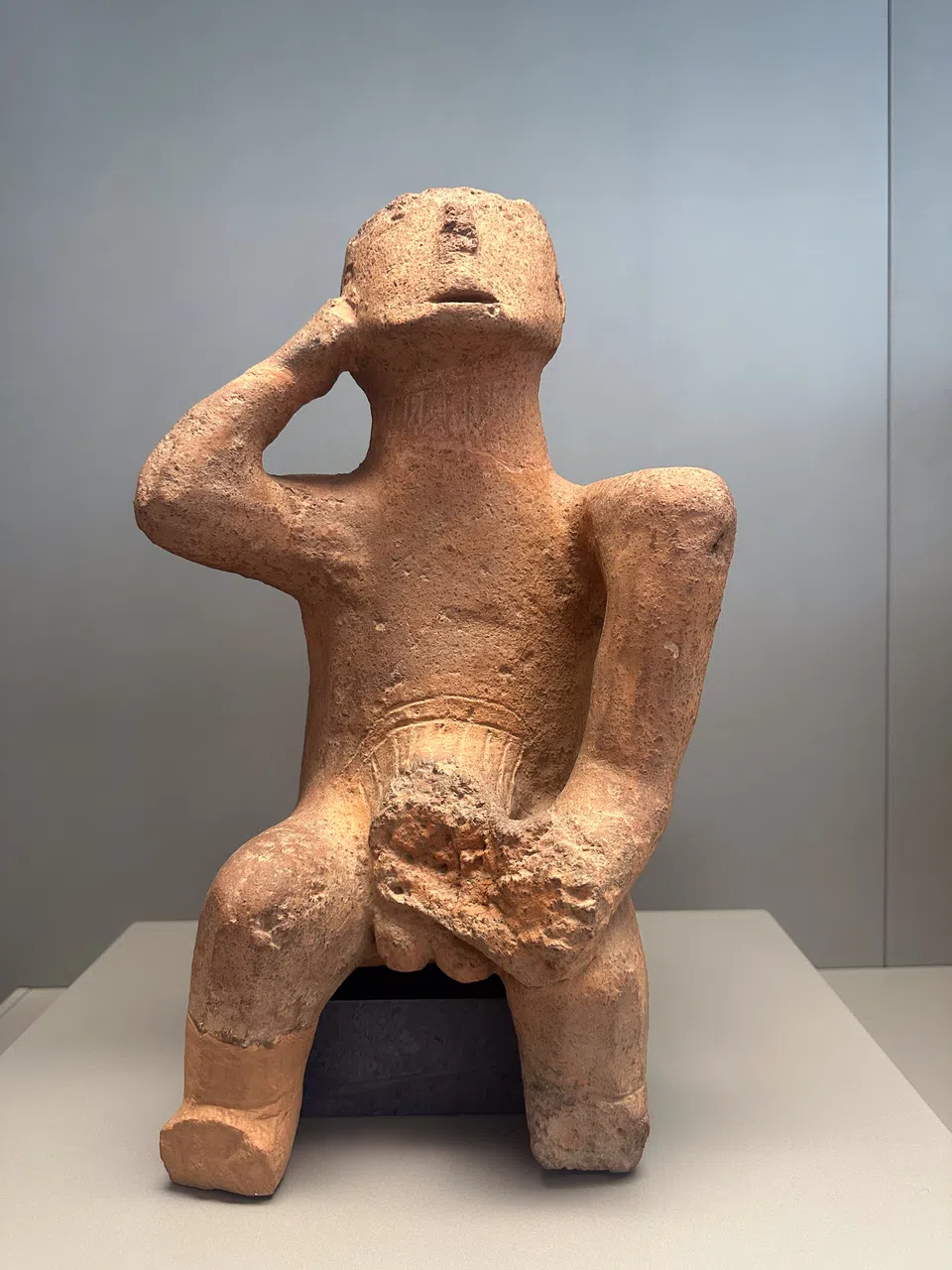 新石器时代的雕像“思想者”。（毕强摄）