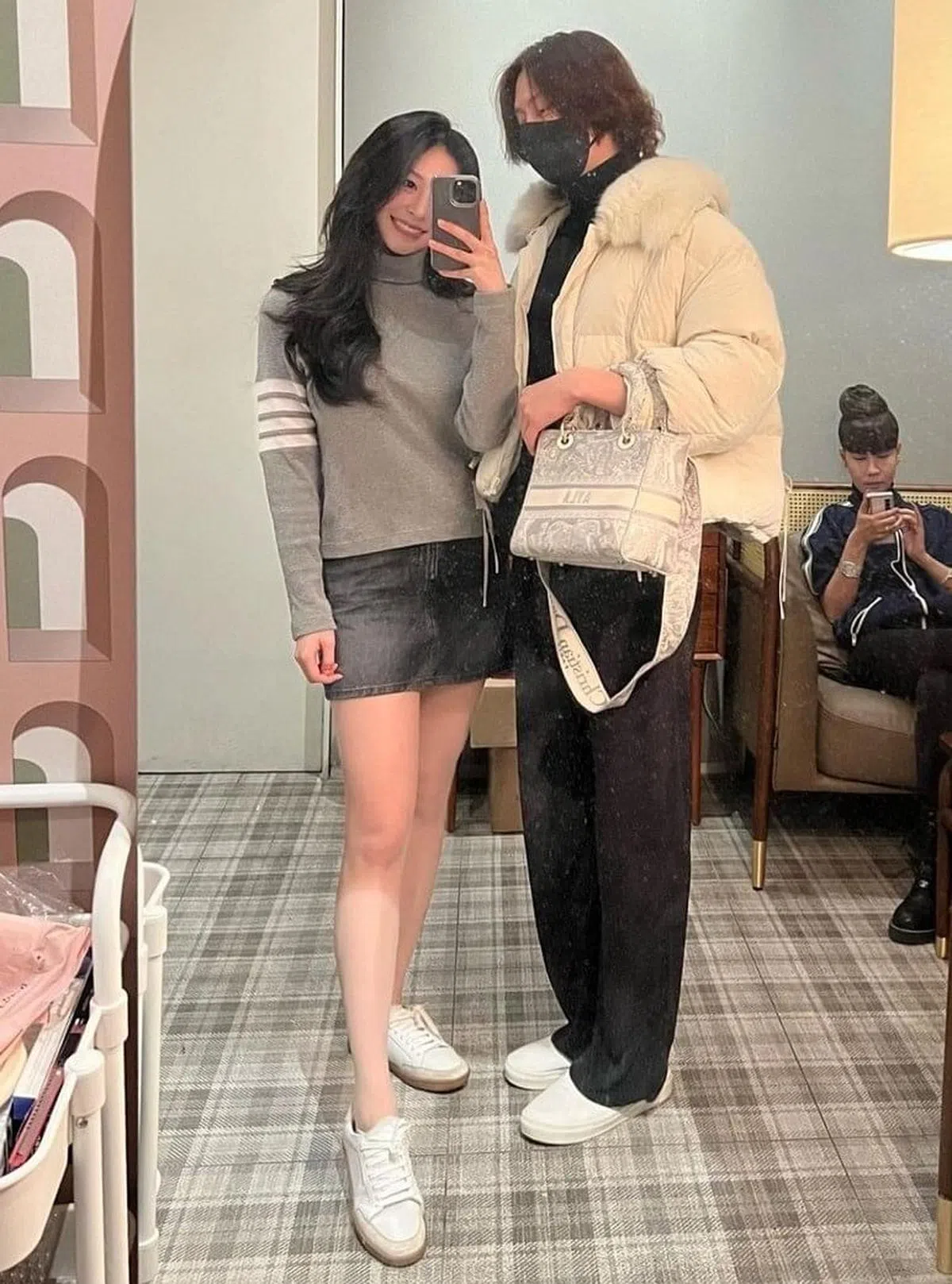 金希澈穿起沈月的外套，开心玩自拍。（取自IG）