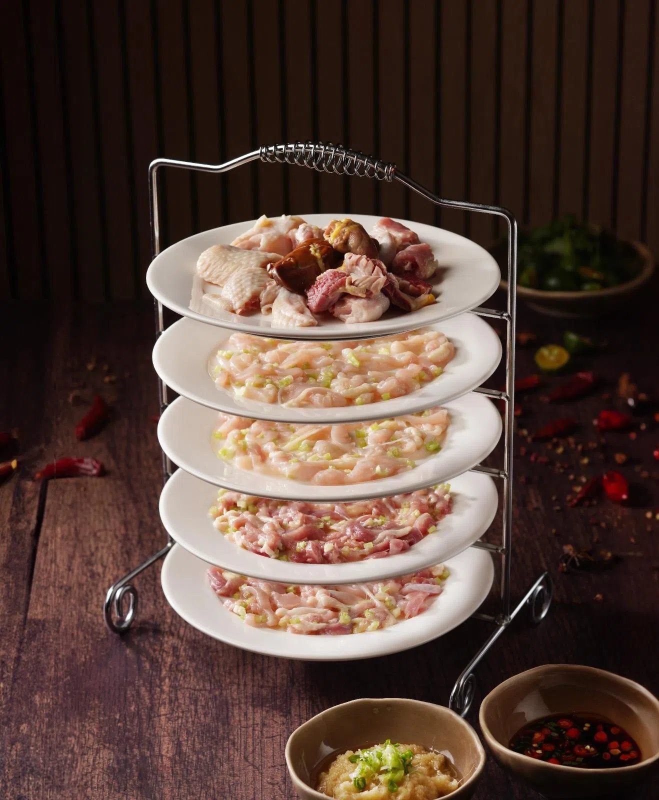 甘榜鸡塔选用新鲜去骨甘榜鸡，肉质紧实、风味浓郁。（餐馆提供）