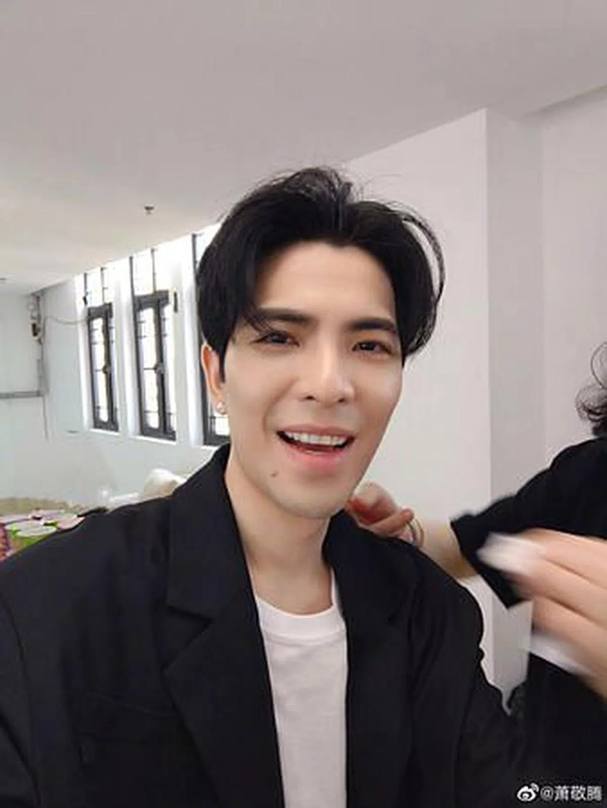 萧敬腾节目和广告代言两边赚。（萧敬腾微博）