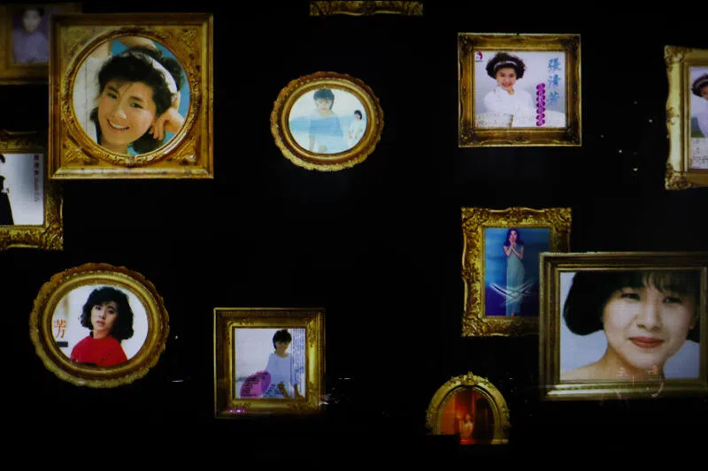 张清芳昔日的唱片造型画面，勾起观众无限回忆。（关俊威摄）