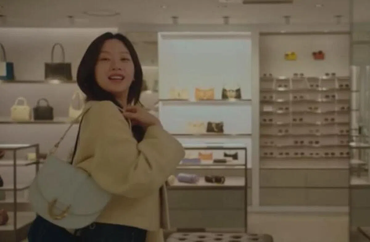本地品牌也出现在韩剧中，《Link：尽情吃，用力爱》女主角文佳煐到Charles & Keith开心购物。（互联网）