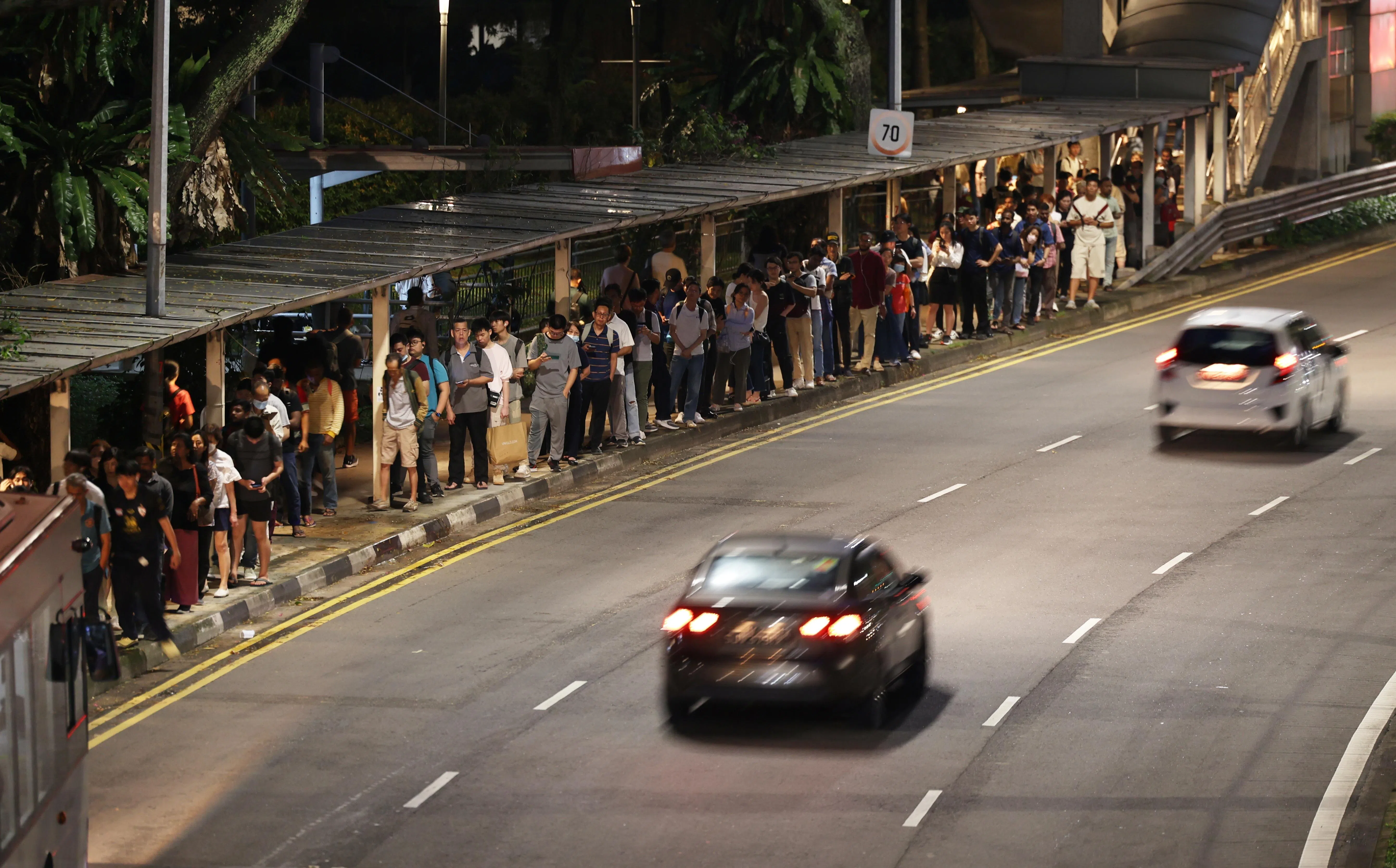裕廊东地铁站的接驳巴士站在下班时段也排起长长的人龙。（何家俊摄）