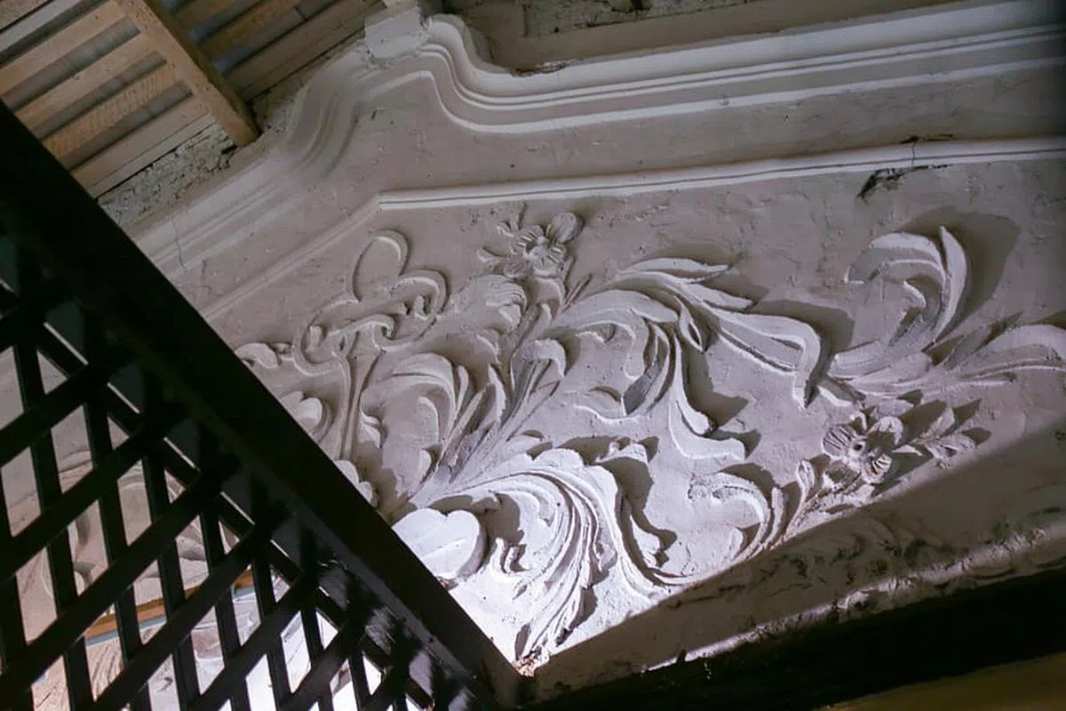 二楼屋顶下有一面通常出现在旧建筑外部的大型装饰屋顶山墙，有手工雕刻花叶中国或基督结和丝带图案点缀其间，在本地极为罕见。