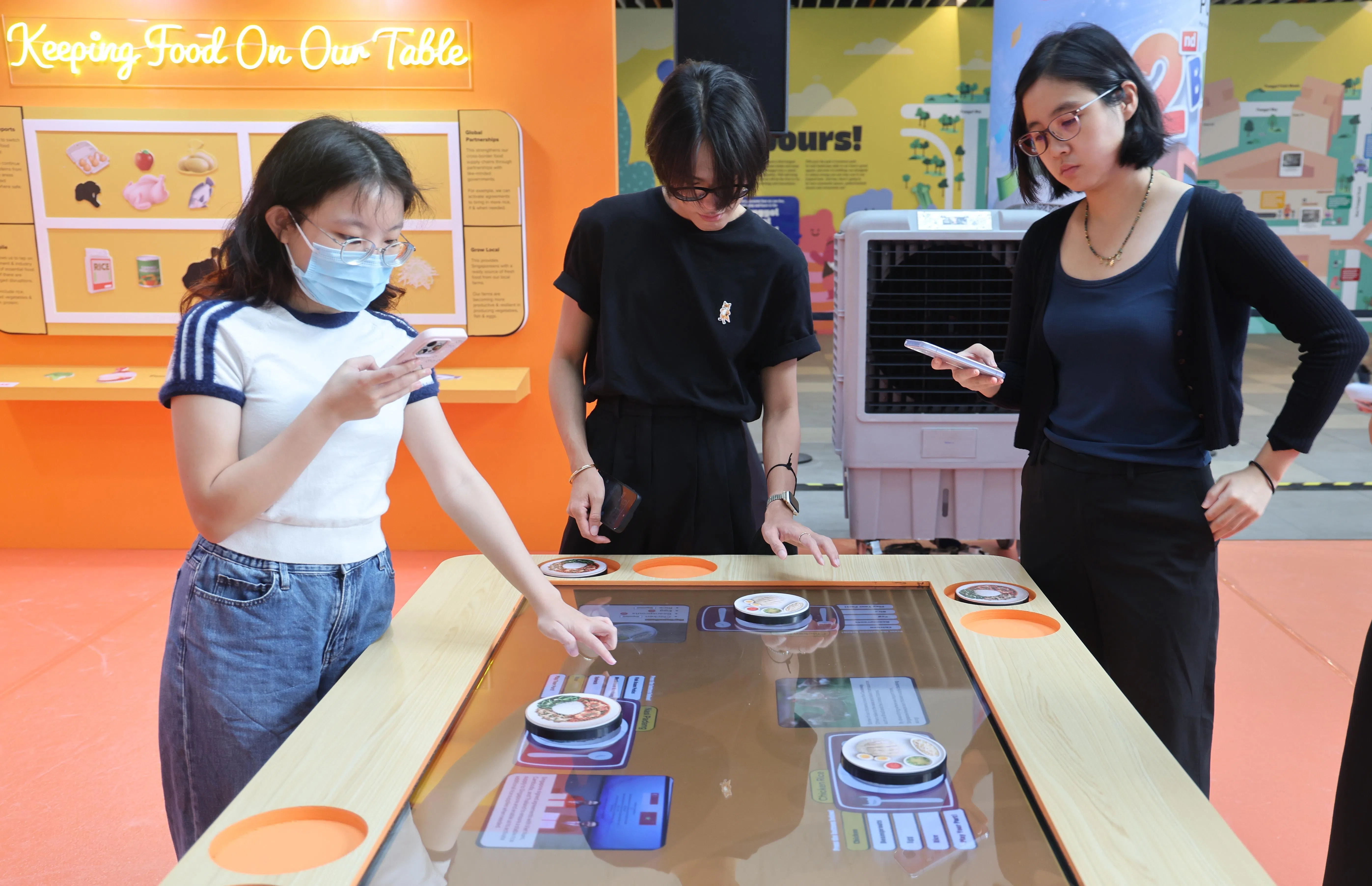展览设有许多互动元素，公众可了解在准备食材时，如何支持本土食品生产，为我国食品韧性尽一分力。（唐家鸿摄）