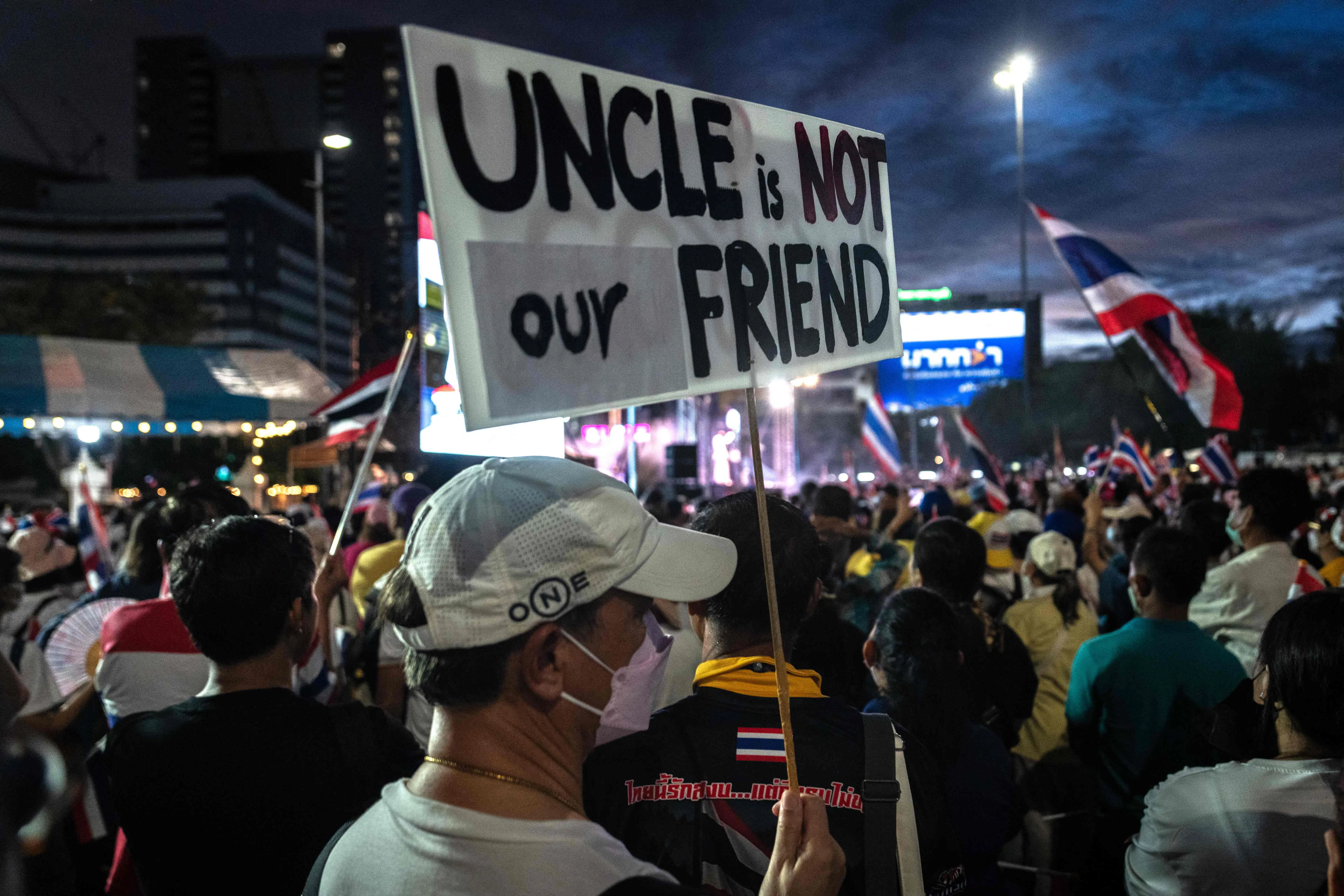 2025年6月28日，数千名泰国反政府示威者走上曼谷街头，在胜利纪念碑集会，要求首相佩通坦下台。此前泄露的外交通话录音引发了泰国公众的不满。（法新社）