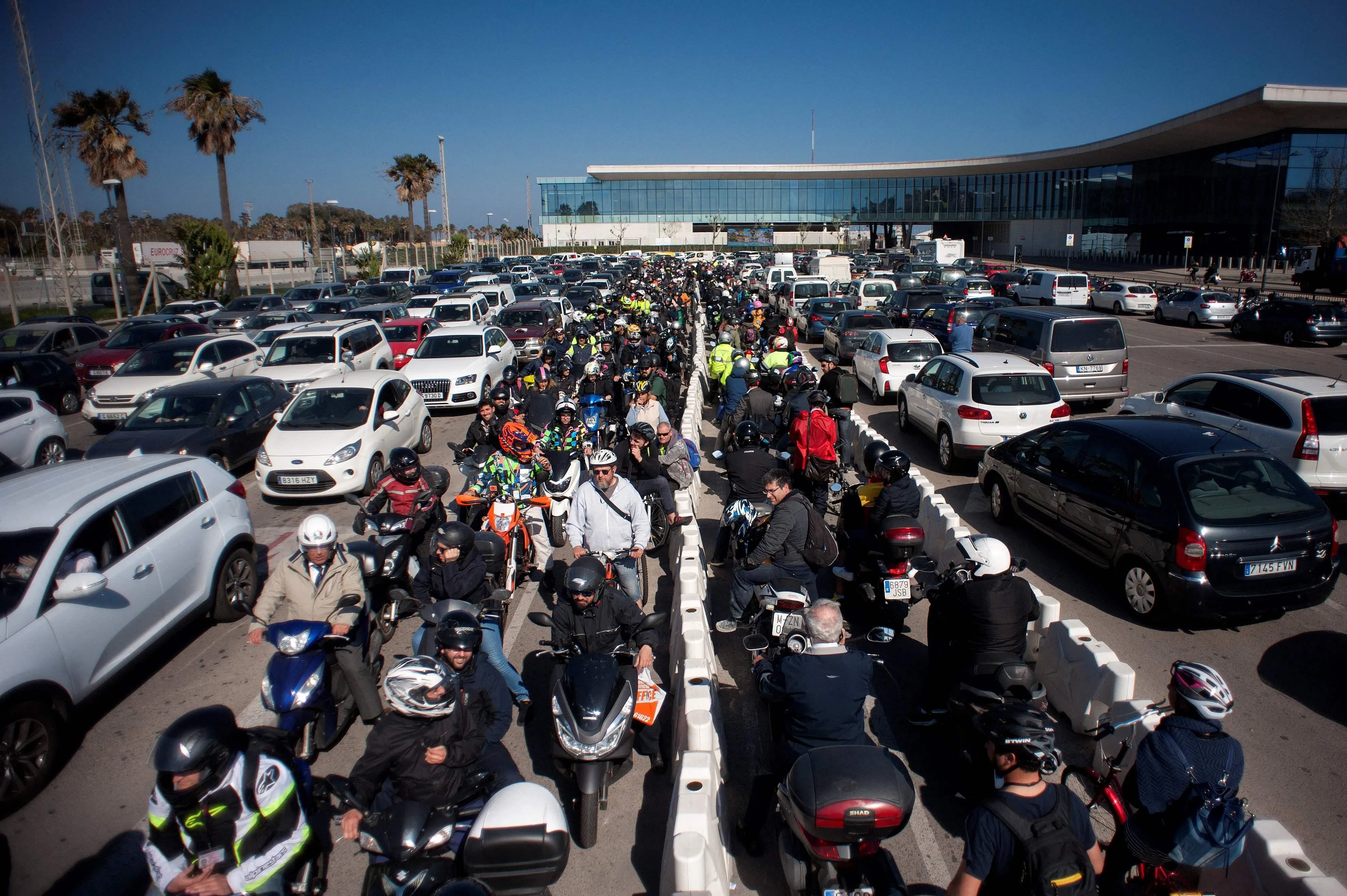 2017年4月7日，车辆在英国海外领土直布罗陀边境排队通关。（法新社）