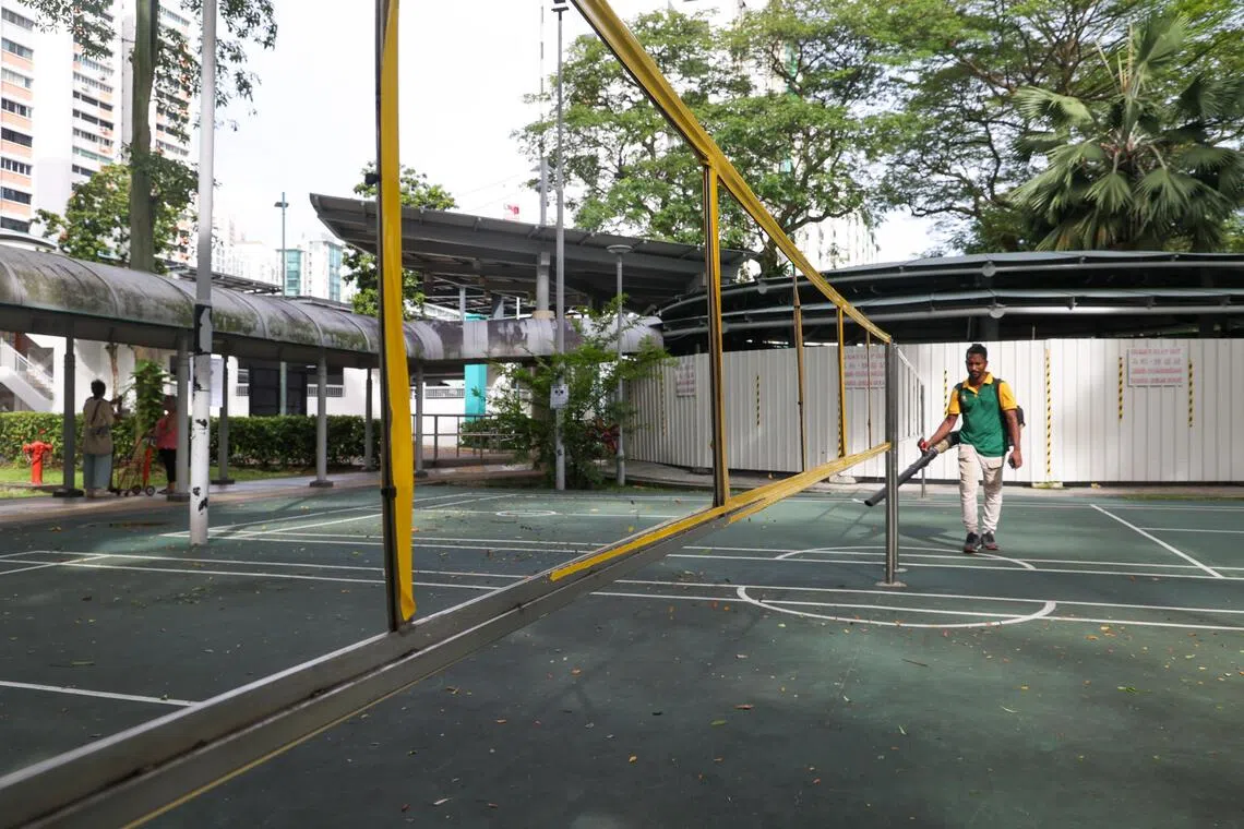 安装在球场中央的铁网架只剩铁框，中间的铁网已被割除。（张俊杰摄）