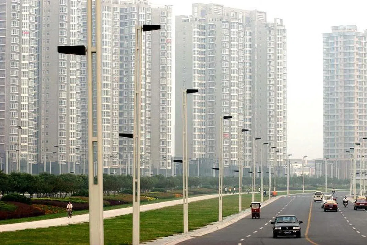 今年8月，郑州新房市场继续承压。图为郑州市区里的居民楼。（中新社）