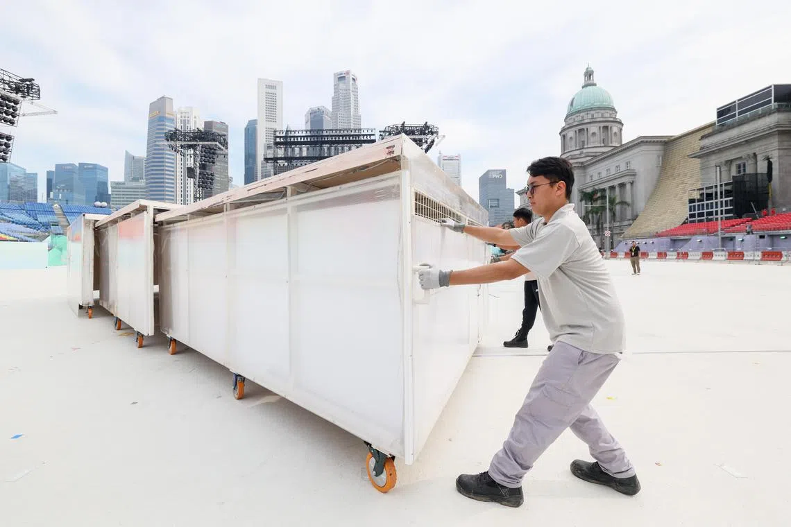 负责第一和第三幕大型移动舞台的林嘉鸿中士与队友齐心协力将舞台在对的时间点，移动到正确的位置。（卓祾祎摄）