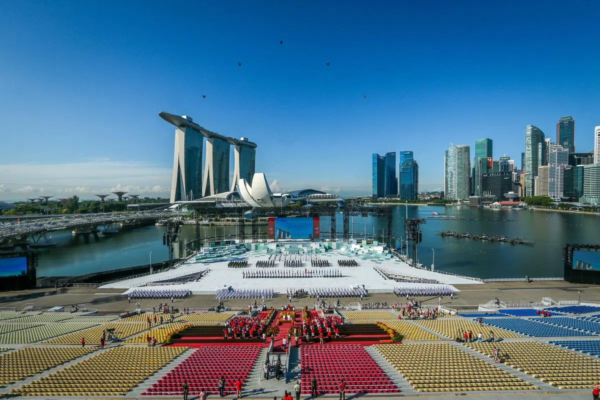 能容纳超过2万5000人的滨海湾浮动舞台观众席首次这么“冷清”，但国庆检阅礼仍不失庄严。（叶振忠摄）