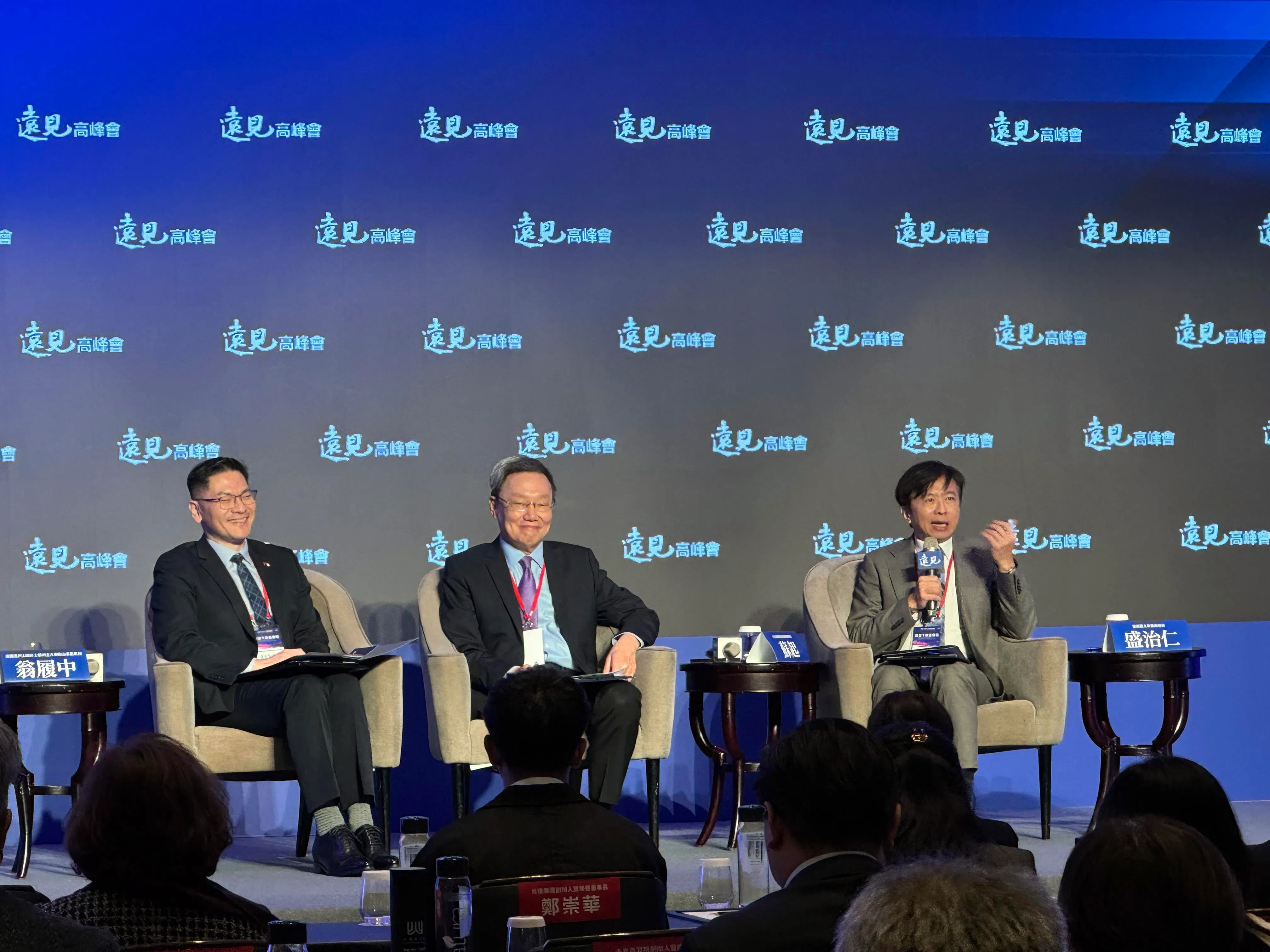 台湾国家安全会议前秘书长苏起（中）与美国得州山姆休士顿州立大学政治系副教授翁履中（左）星期三（11月5日）在台湾“远见高峰会”对谈“特朗普2.0下的全球震荡危机”。（庄慧良摄）