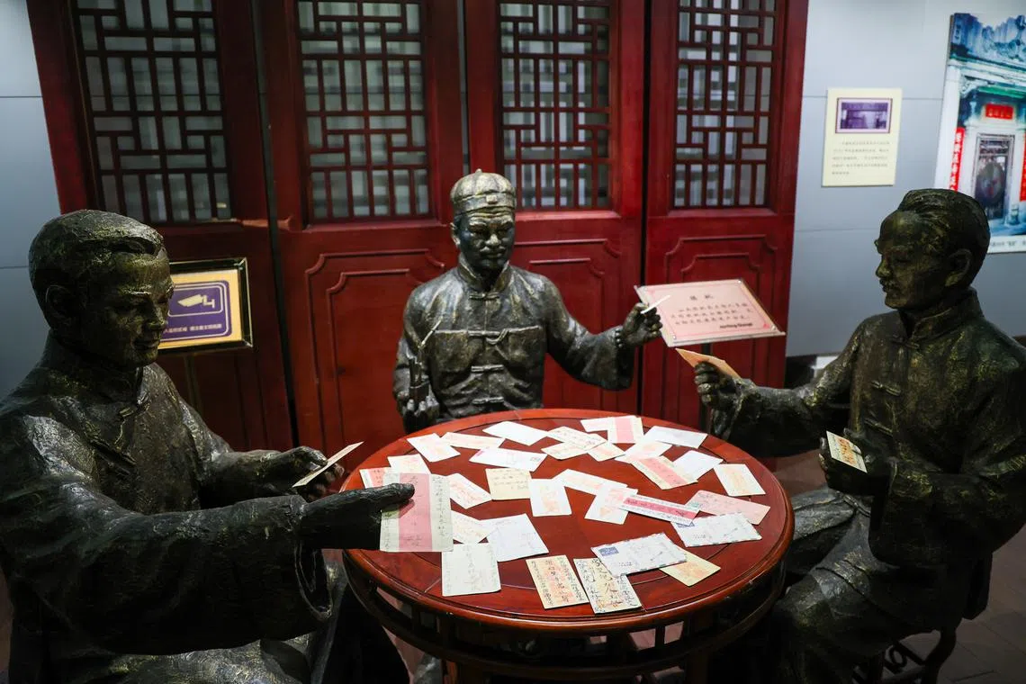 展示分拣侨批情景的雕塑和模型。（林明顺摄）