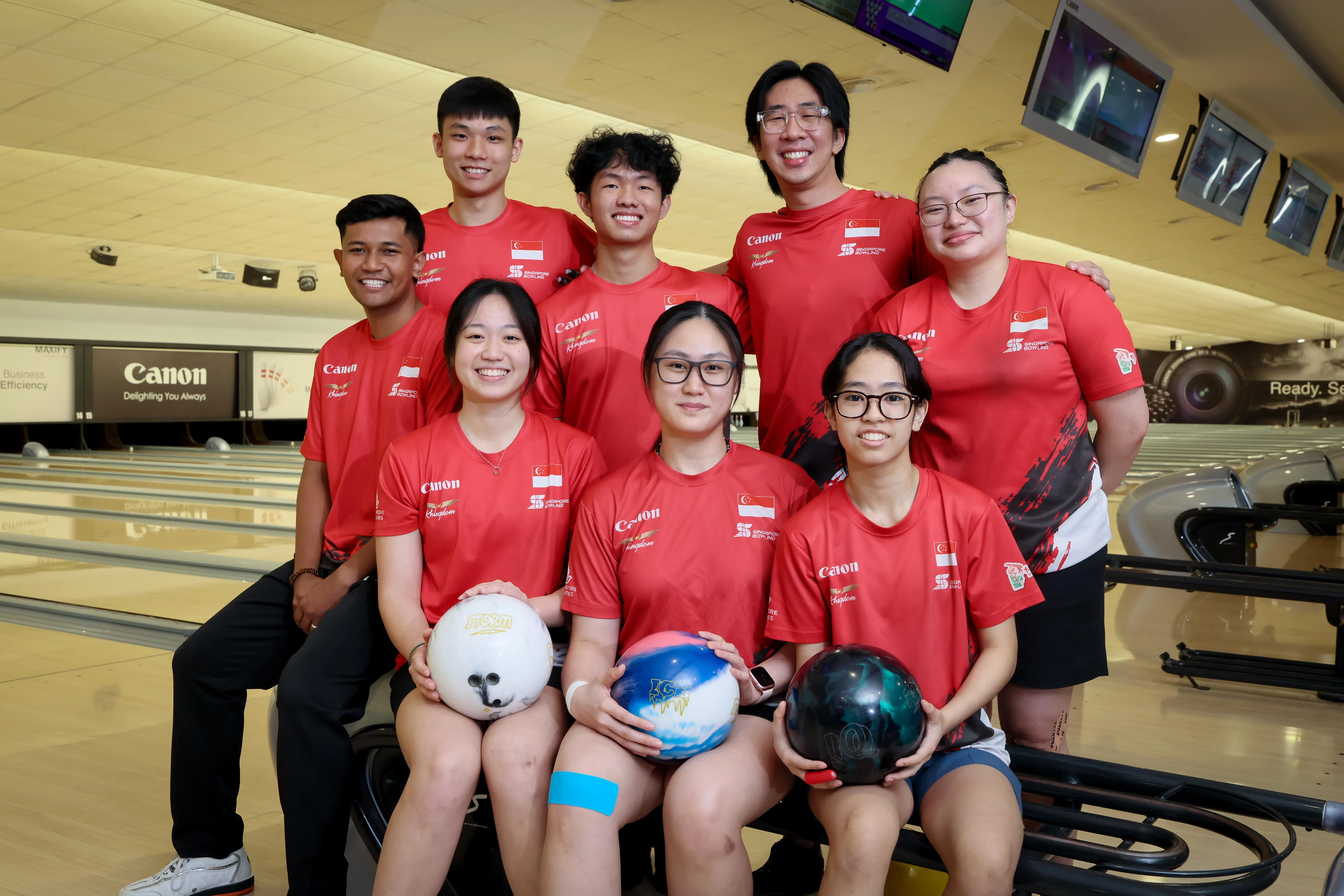 新加坡保龄球队派出清一色的年轻球员征战来临的泰国东运会。上排左起：努曼、卓泓锐、王敬龙、谢宇昇、张瑜倩，下排左起：郑凯璘、白欣仪、诺伊迪娜。（龙国雄摄）