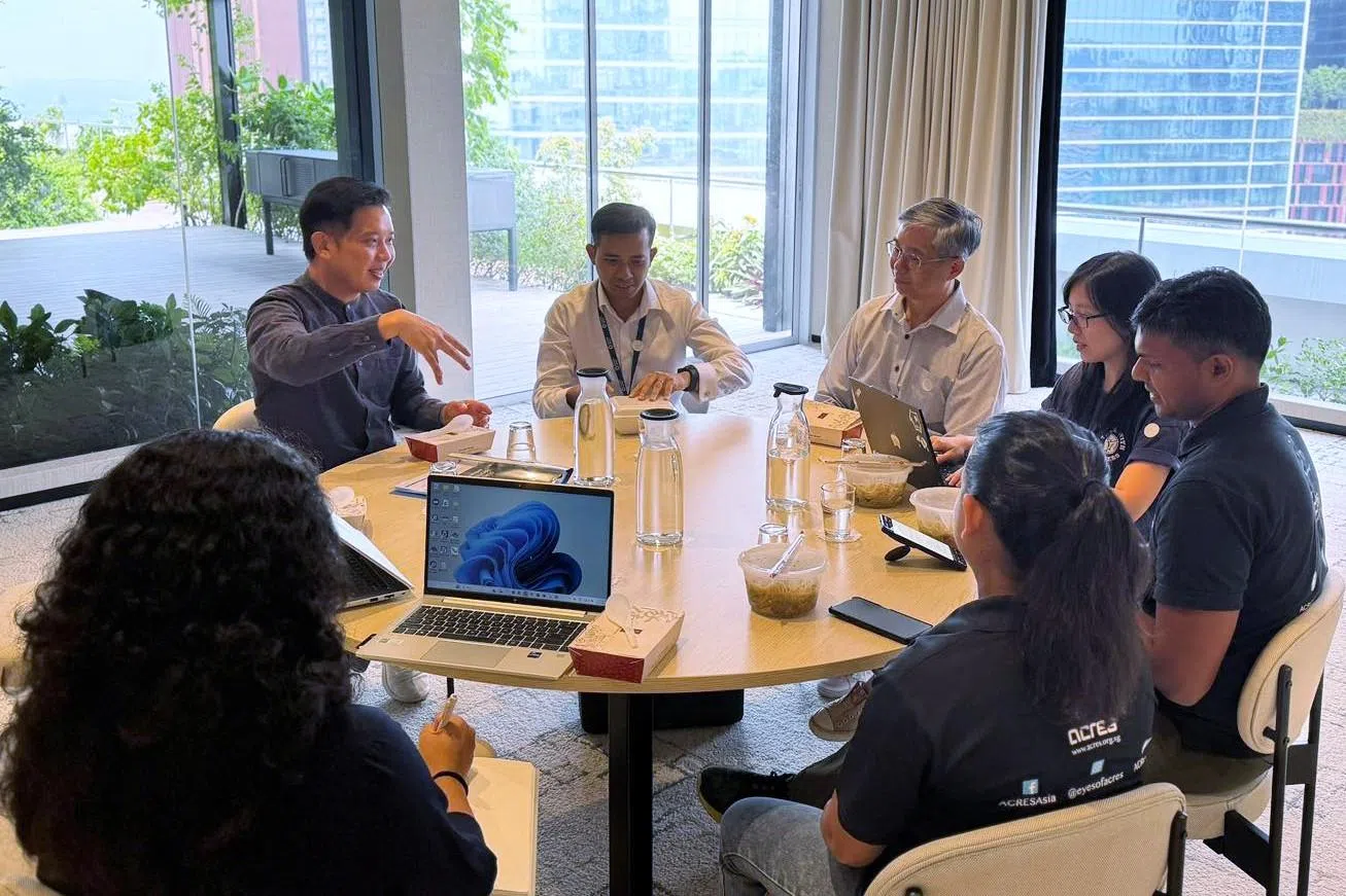 贸工部兼国家发展部政务部长陈圣辉（左一）在脸书发文说，政府正在检讨《动物与飞禽法令》，包括现有处罚和执法权力是否足够遏制虐待动物行为。（取自陈圣辉脸书）