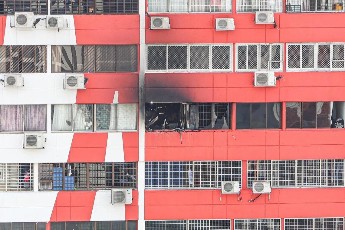 记者下午3时抵达现场时，观察到单位外部已熏黑。（关俊威摄）