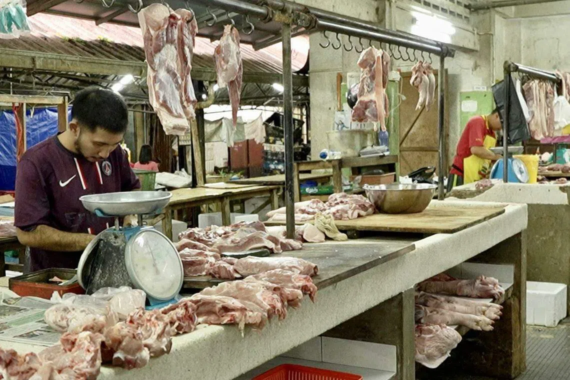 “肉店”里有不少贩卖新鲜猪肉的档口，和其他州属并无区别。（视频截图）