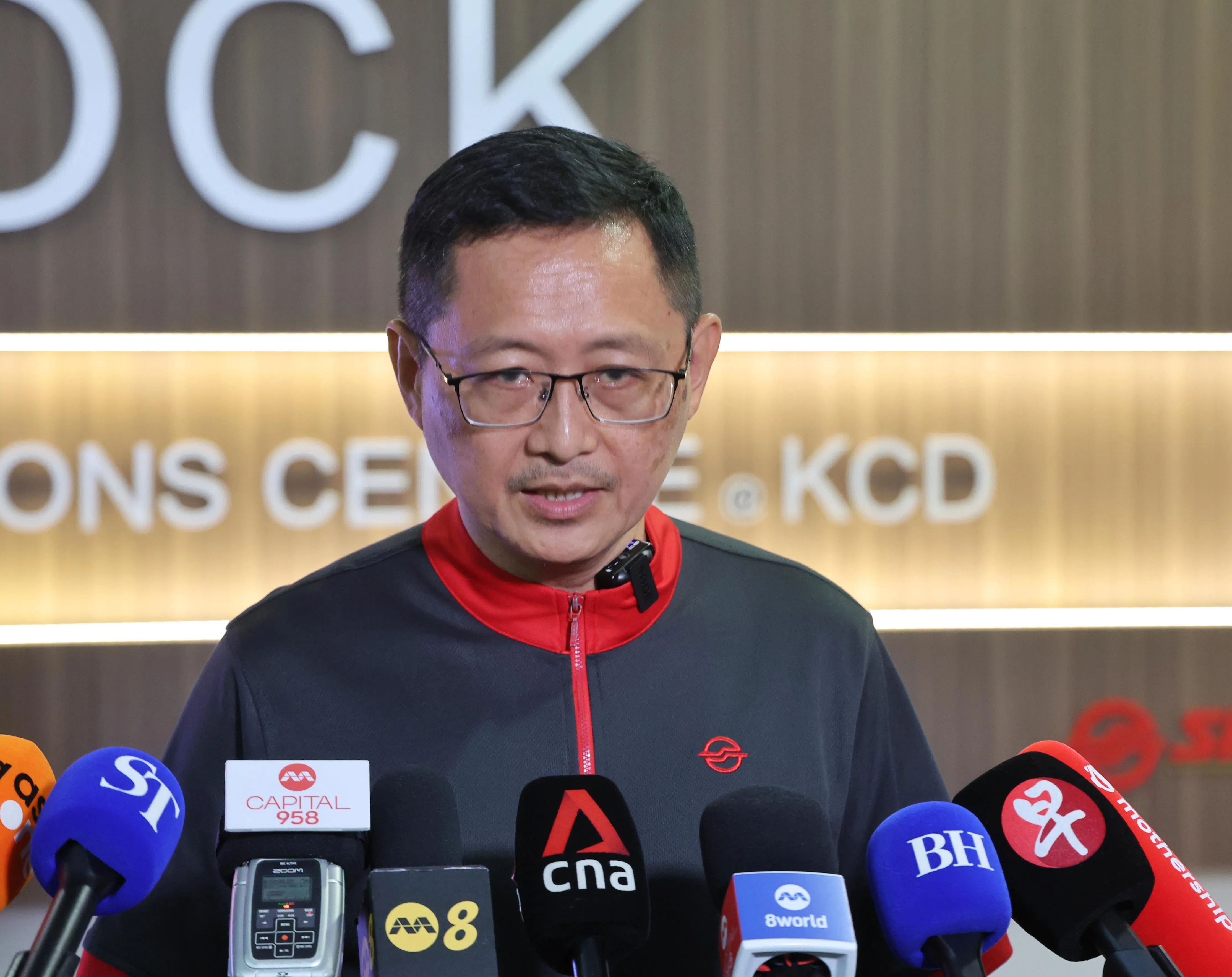 蓝晓开强调，SMRT明白事故造成的不便，并为此向乘客致歉。（唐家鸿摄）