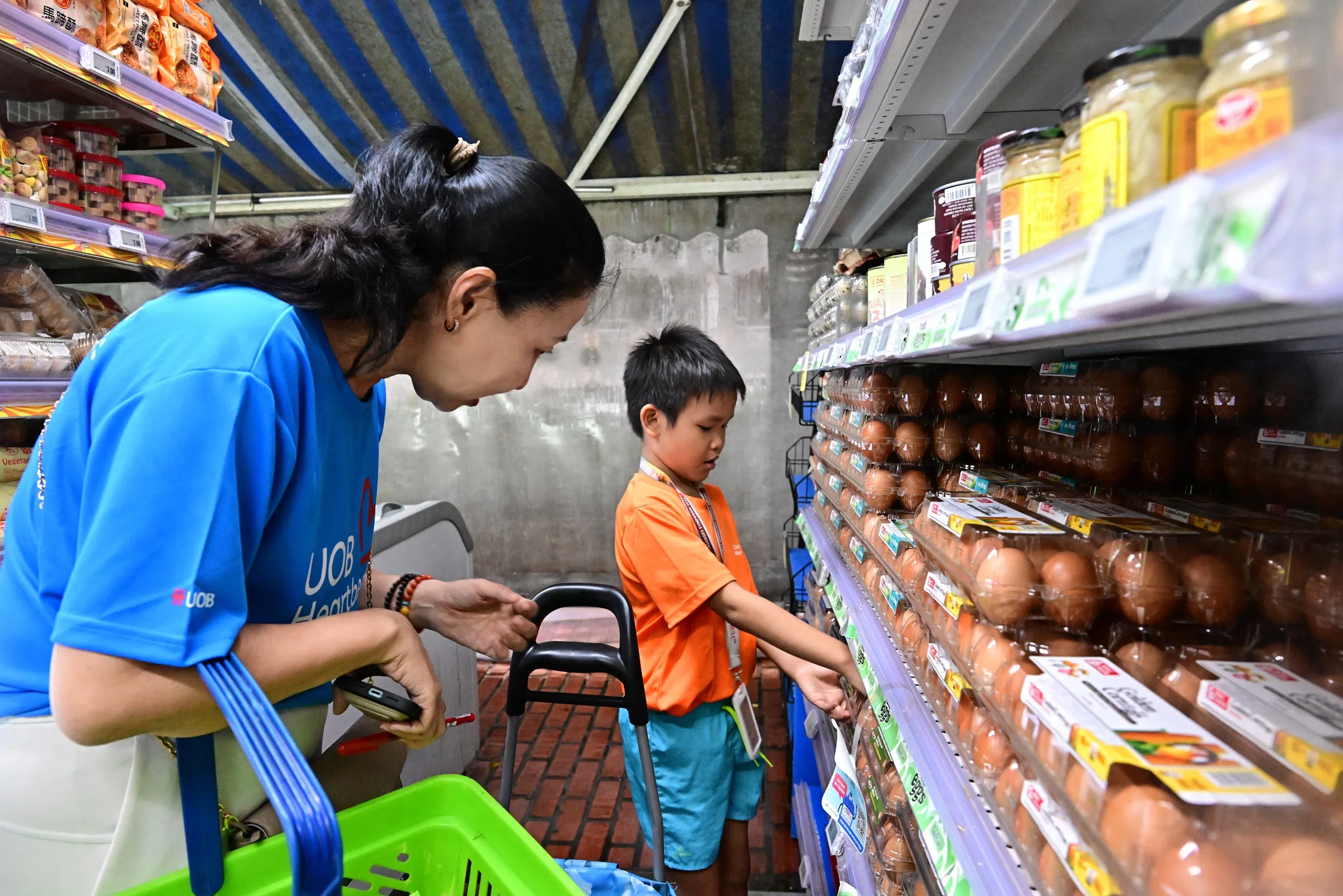 对擅长数学的嘉苹（右）来说，FRESH超市购物计划带给他的启发，是如何在琳琅满目的超市货架前挑选最优质也最实惠的新鲜食材。（特约摄影谭淑慧摄）