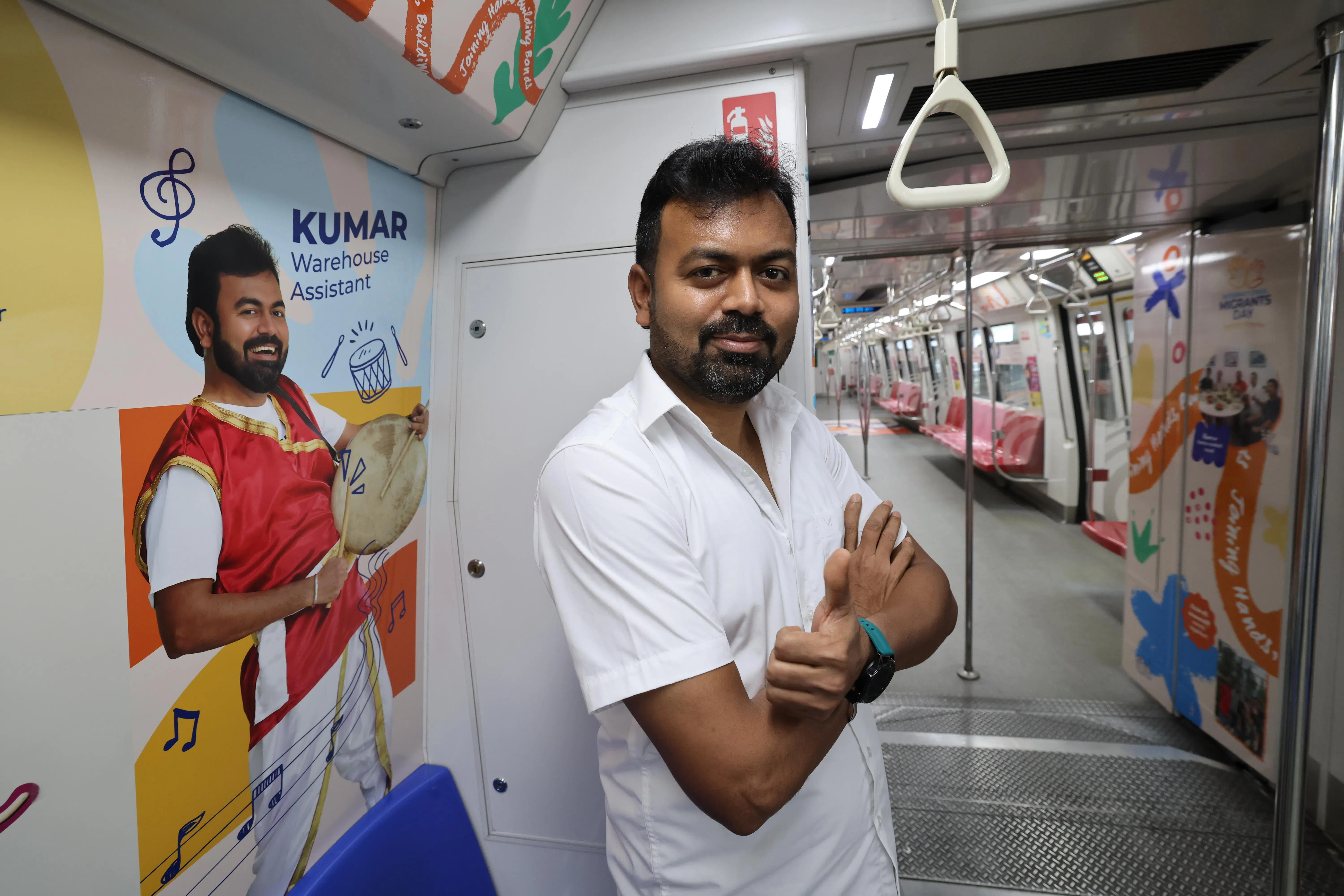 擅长印度传统打击乐的印度客工库马尔，曾在本地屠妖节庆祝活动展露音乐才华。（梁麒麟摄）