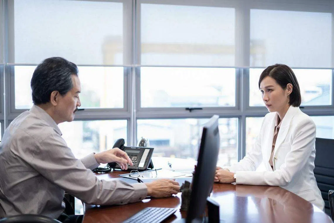 雅慧（右）在《七天》饰演女强人。（新加坡华语电影节提供）