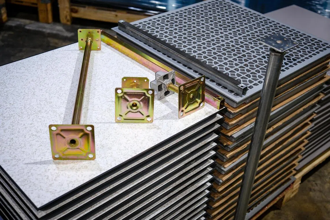 架空地板是一种使用支架和面板架构在原有地板上的第二层地板，方便在下方铺设电线和送风。（曾坤顺摄）