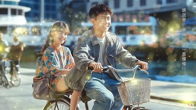 黎明在电影《甜蜜蜜》里骑脚踏车载张曼玉的一幕堪称经典，如今也被AI复刻在他的新歌MV里。（视频截图）