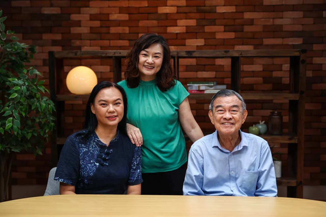 张永慧（左起）和汤雁凌自莱佛士女子中学毕业多年，至今仍与她们尊敬的华文老师林振南保持联络。（白艳琳摄）