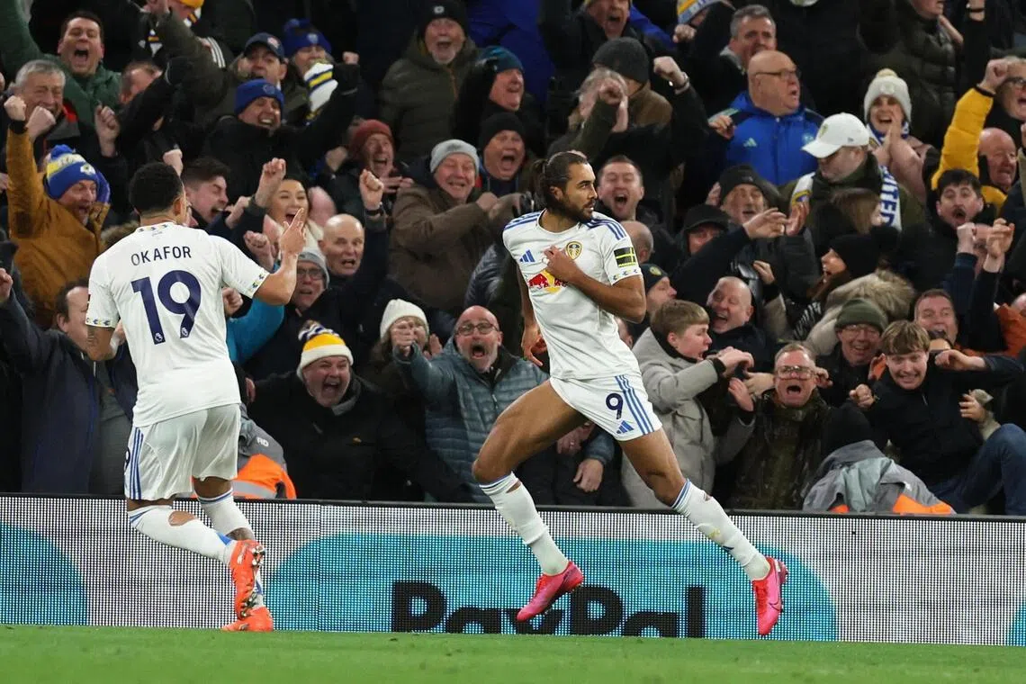 利兹前锋卡尔弗特-卢因（右）的进球被判无效，让红军逃过一劫。（路透社）