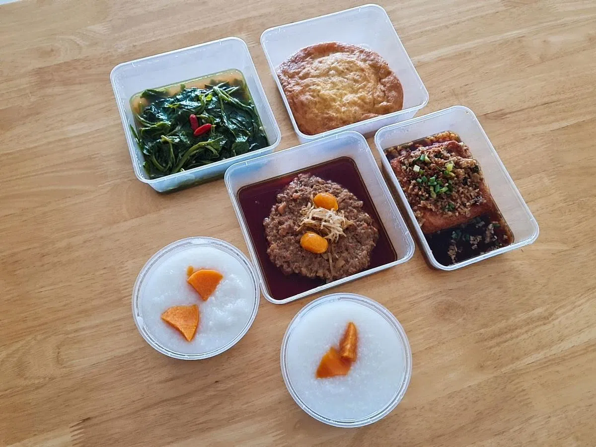 金叶特别菜单中的菜式，包括台式番薯粥、咸蛋蒸肉饼、菜脯蛋、自制豆腐及时蔬。（叶晓虹摄）