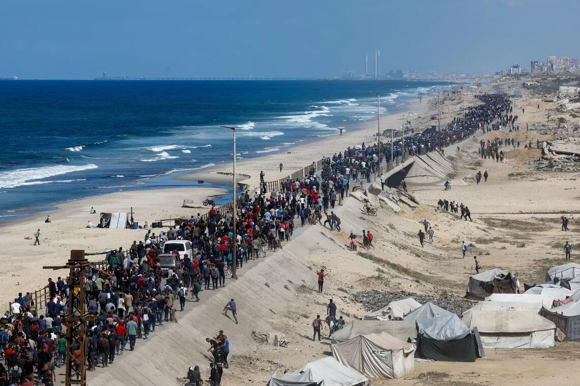 遭以军驱赶到加沙南部的巴勒斯坦人周五沿着沿海公路，迫不及待的要返回北部家园。（路透社）