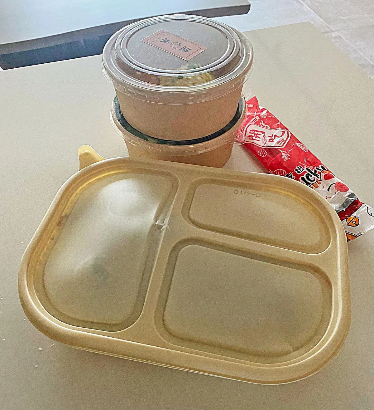 小贩中心打包的食物只用环保包装，如纸袋、纸盒，以及可氧化生物降解的塑料袋等，摊贩反映运作成本因此提高了。（林艺君摄）