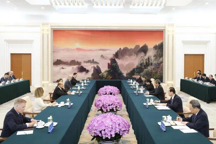 何立峰会见美众议员科雷亚：推动双边经贸关系可持续发展