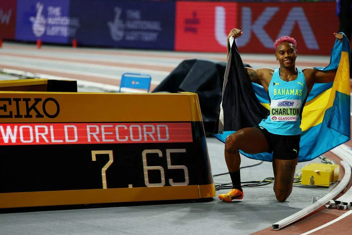 来自巴哈马的德文在女子跨栏项目中夺冠，并打破世界纪录。（路透社）