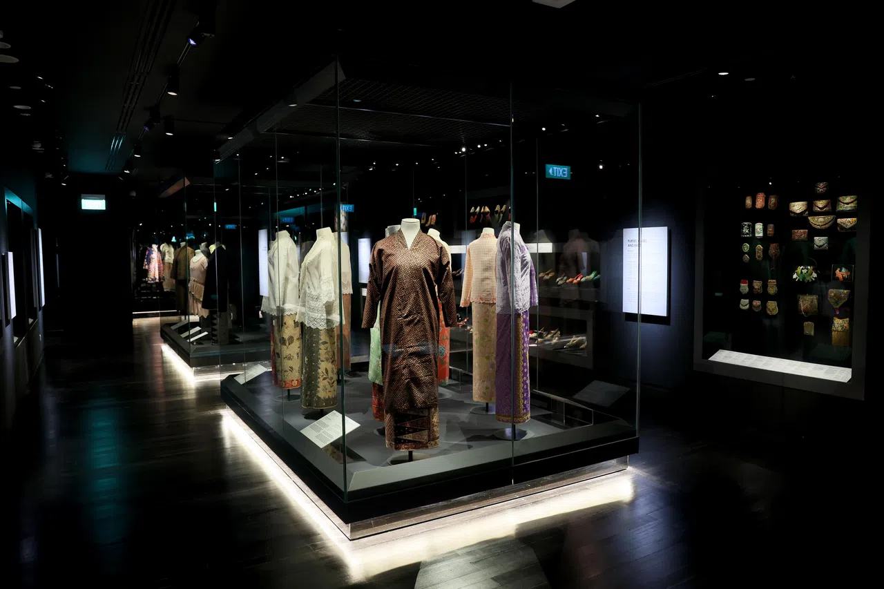 土生文化馆三楼展厅服饰馆让访客宛如坐上时光机进入娘惹女子大衣橱。马来人的开襟长衫（Baju Panjang）是卡峇雅的原点。（龙国雄摄）