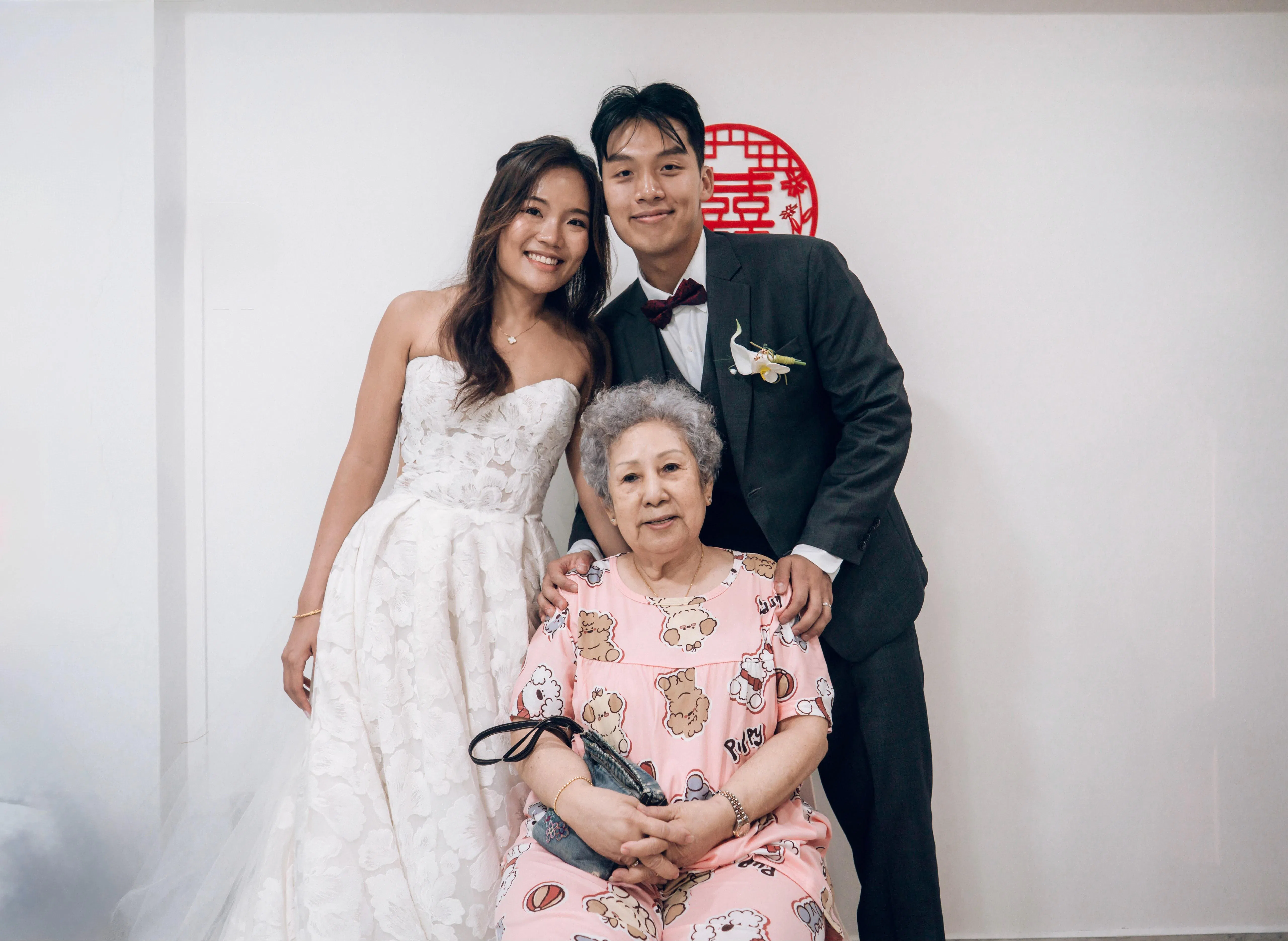 谢佳颖（左）和黎俊澔在两人婚礼上与黎俊澔的外婆合影。（受访者提供）