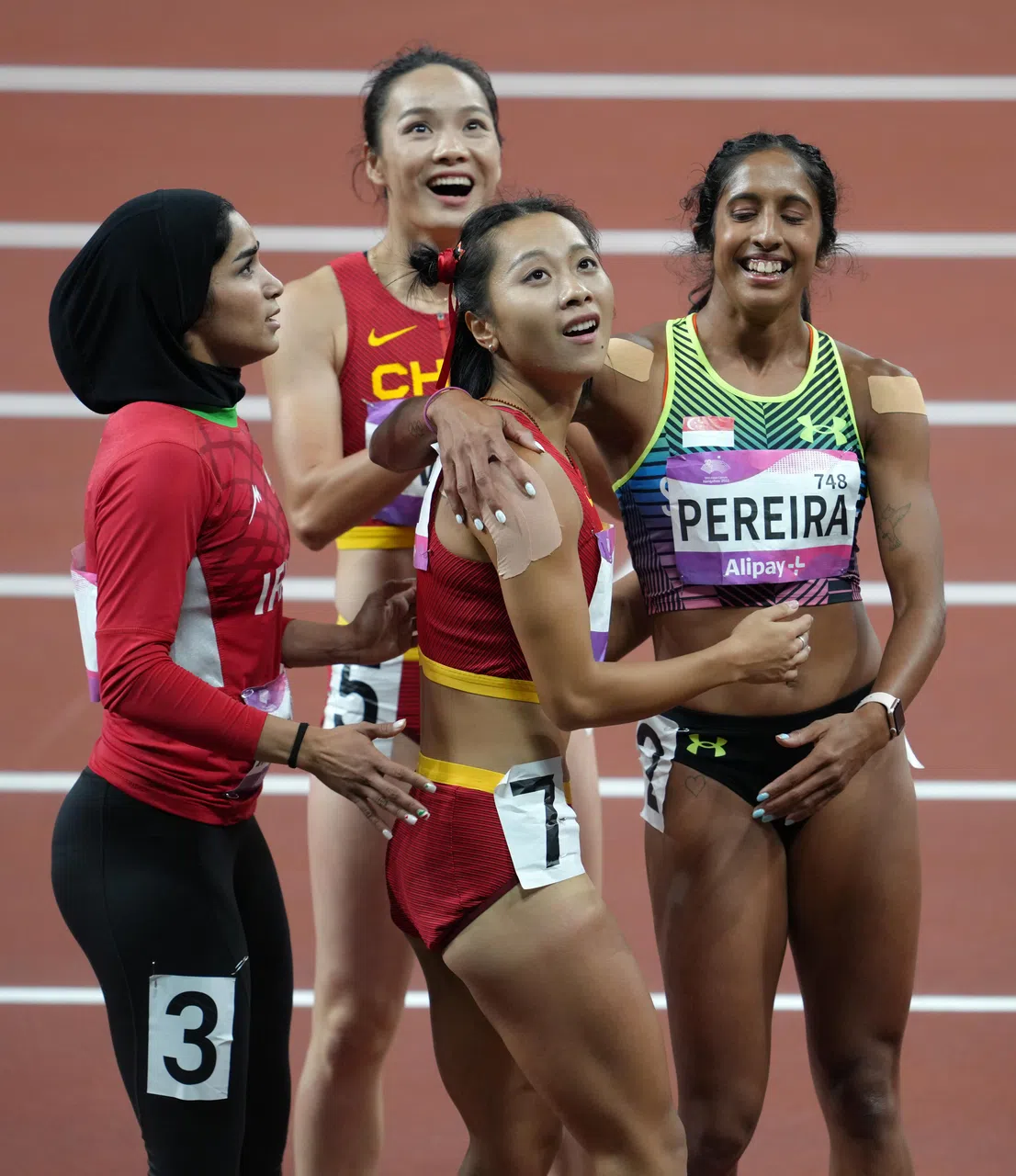 中国选手葛曼棋（7号）在女子100米决赛后与我国选手珊蒂（右一）拥抱庆祝。（江文耀摄）