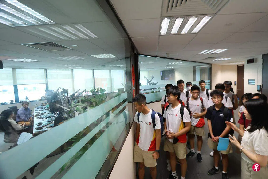 中资协会支持本地学生了解中资企业华中学生参观中国建行| 联合早报