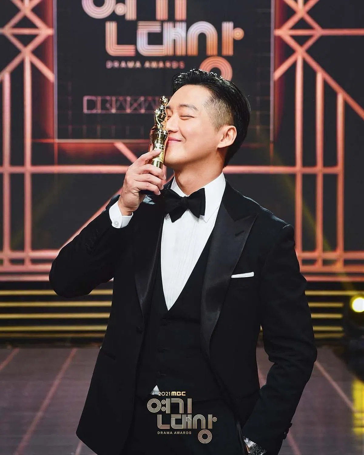 南宫珉颁奖台上落泪，感谢小11岁的模特儿女友。（图/面簿）