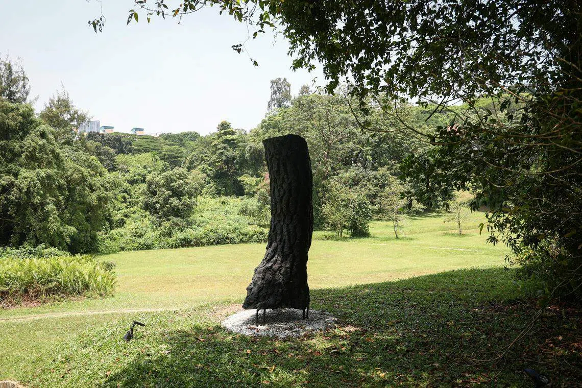 艺术家洪树群的铜雕装置《月光》位于威硕斯村。（李健玮摄）