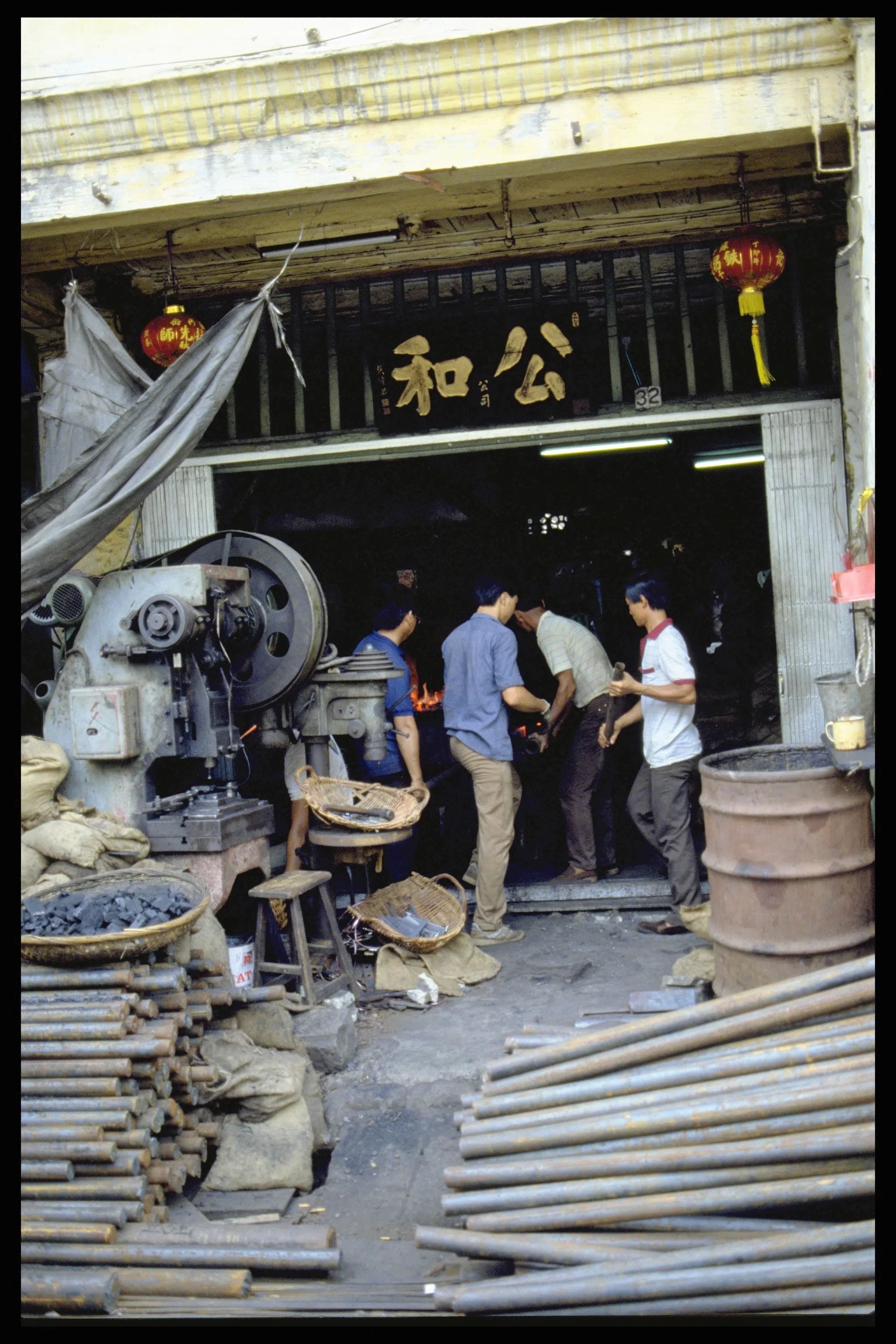 打铁街的打铁师傅正在打造铁条钉。（国家档案馆图片）