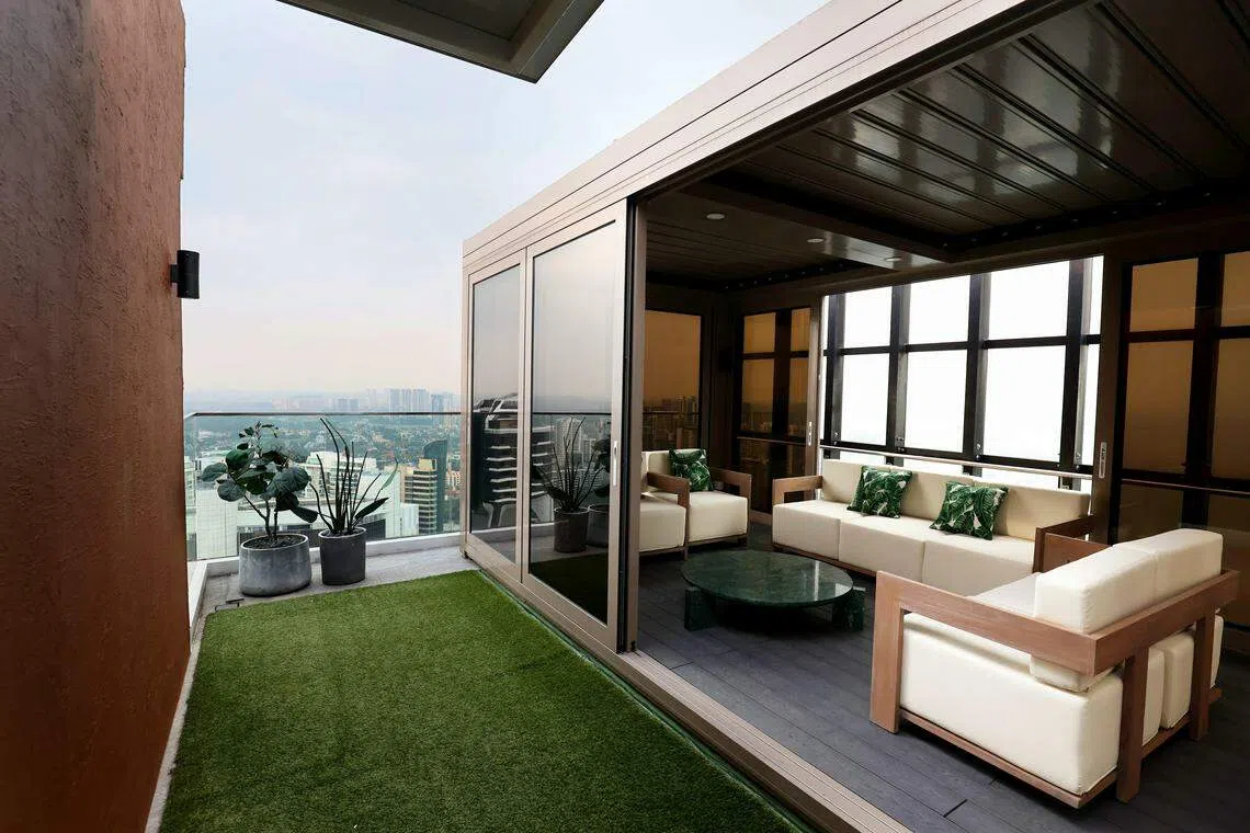 37层楼的天台花园设有两个凉亭，可以在里头饮茶看日升月落。（龙国雄摄）