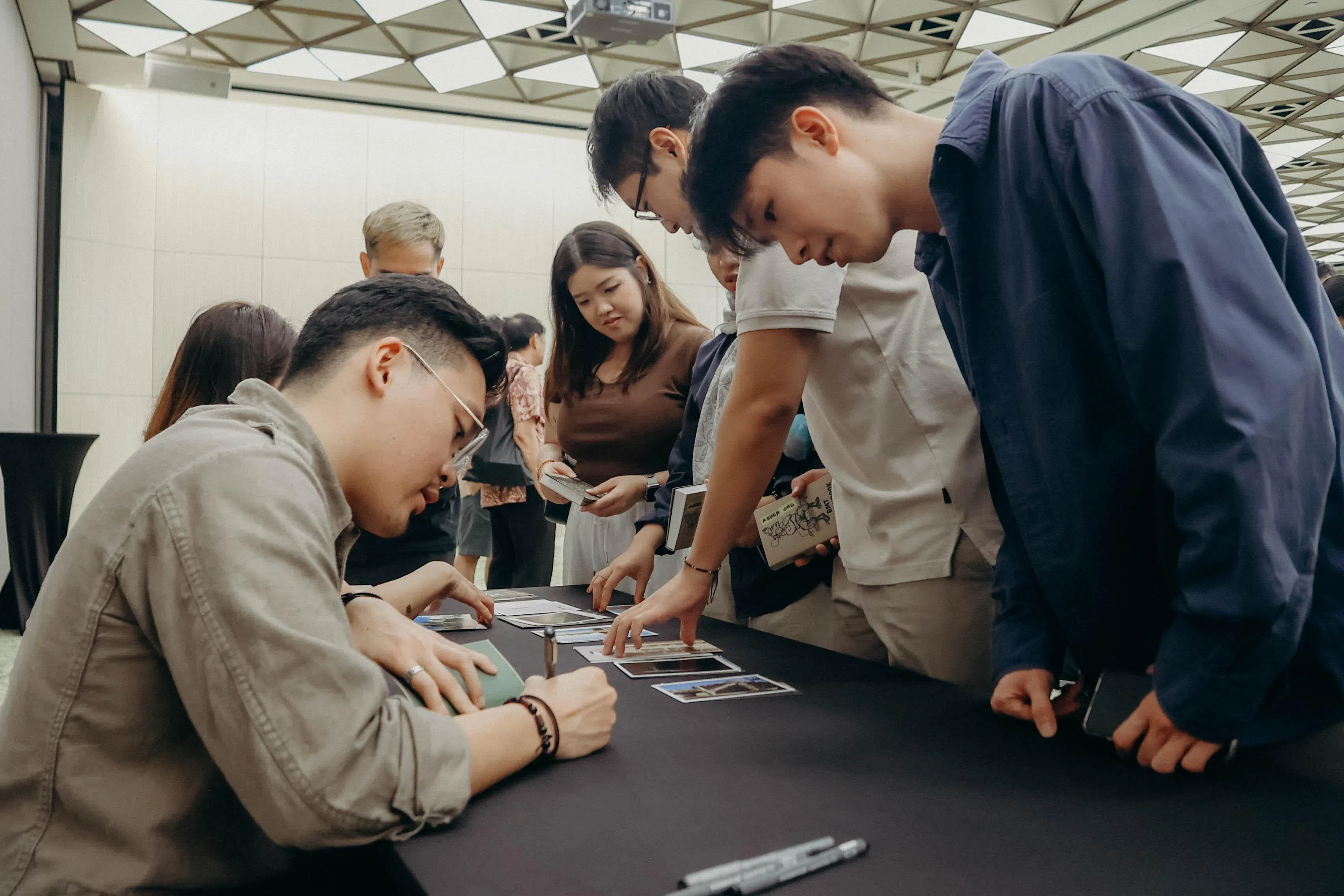 王悦胜（左一）的创作为其他即将入伍的年轻人提供心理建设和鼓励。（受访者提供）