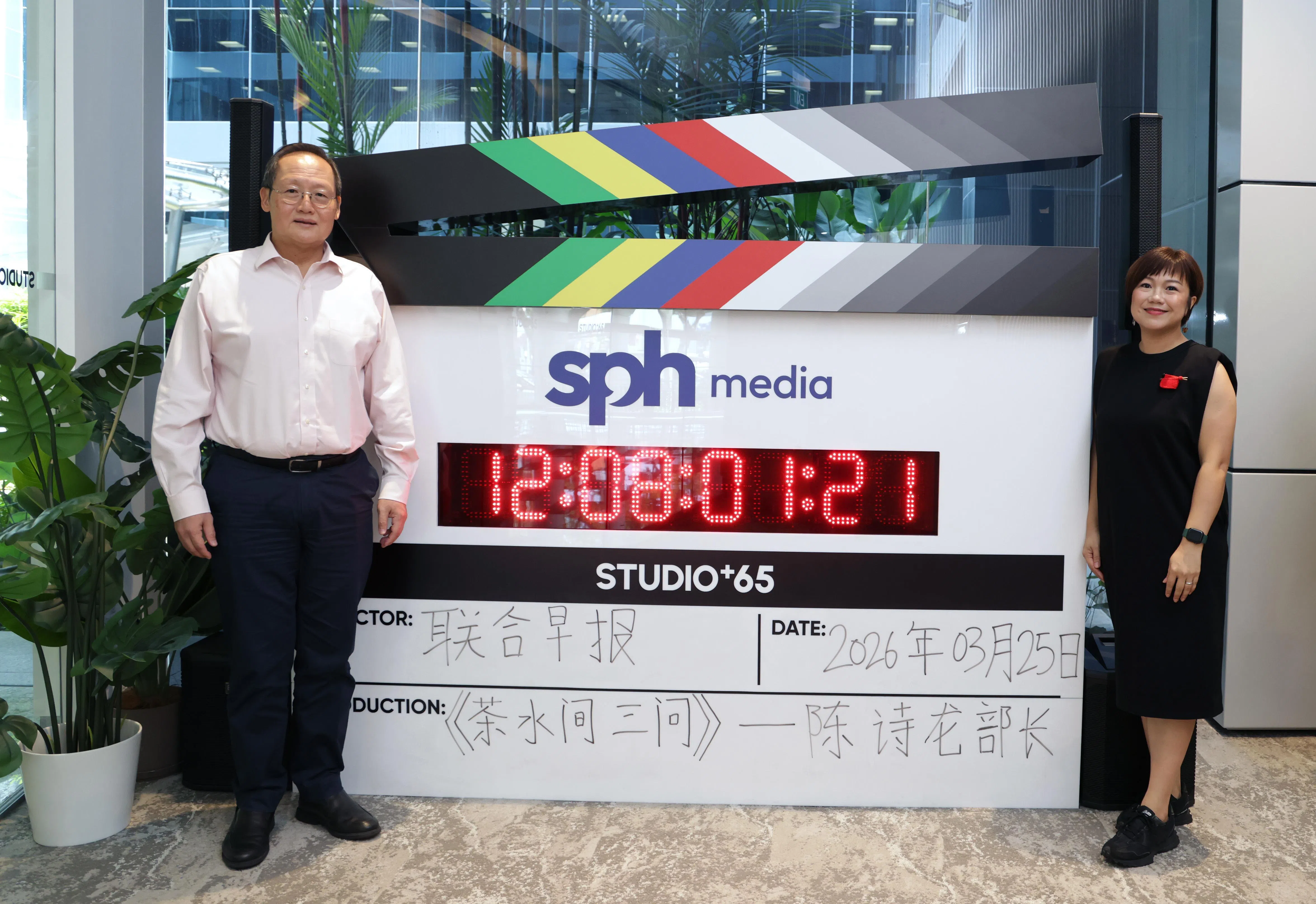 陈诗龙（左）受邀上《联合早报》播客节目《茶水间三问》，接受主持人吴婉君（右）的访问，回应人们对工作被AI取代的担忧。（叶振忠摄）