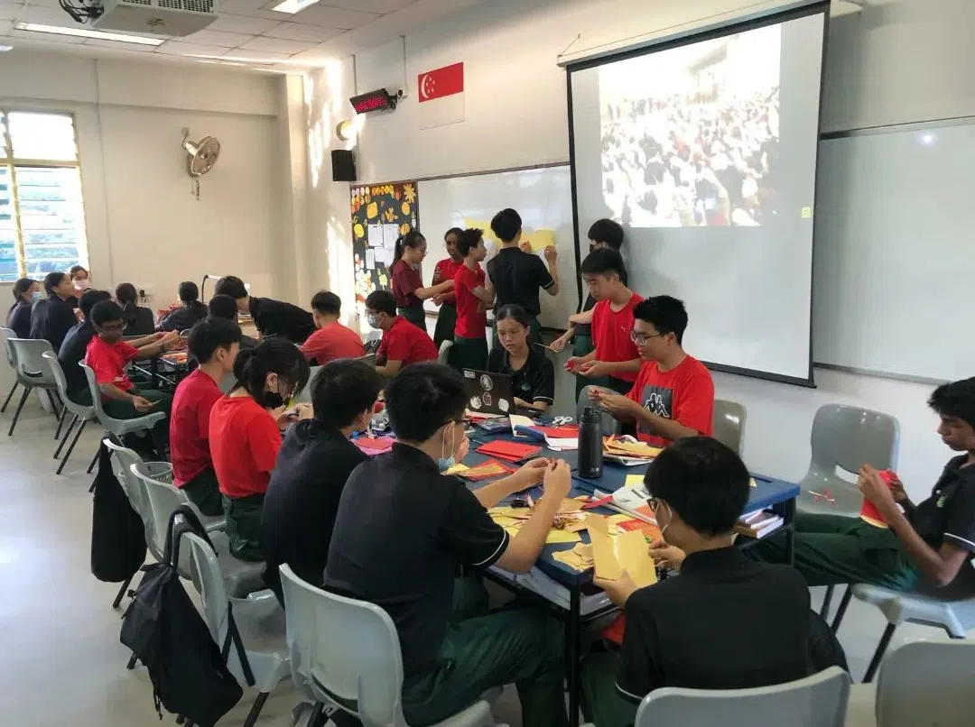 学生们齐心协力，一起设计红包龙。（丰嘉中学提供）